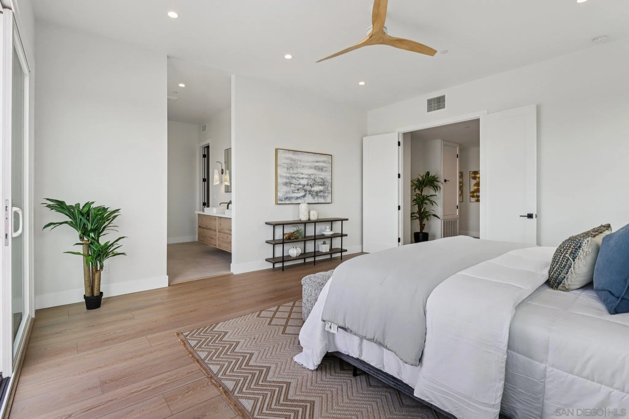 San Diego, California, 92110, United States, 4 Bedrooms Bedrooms, ,4 BathroomsBathrooms,Residential,Active,1922508