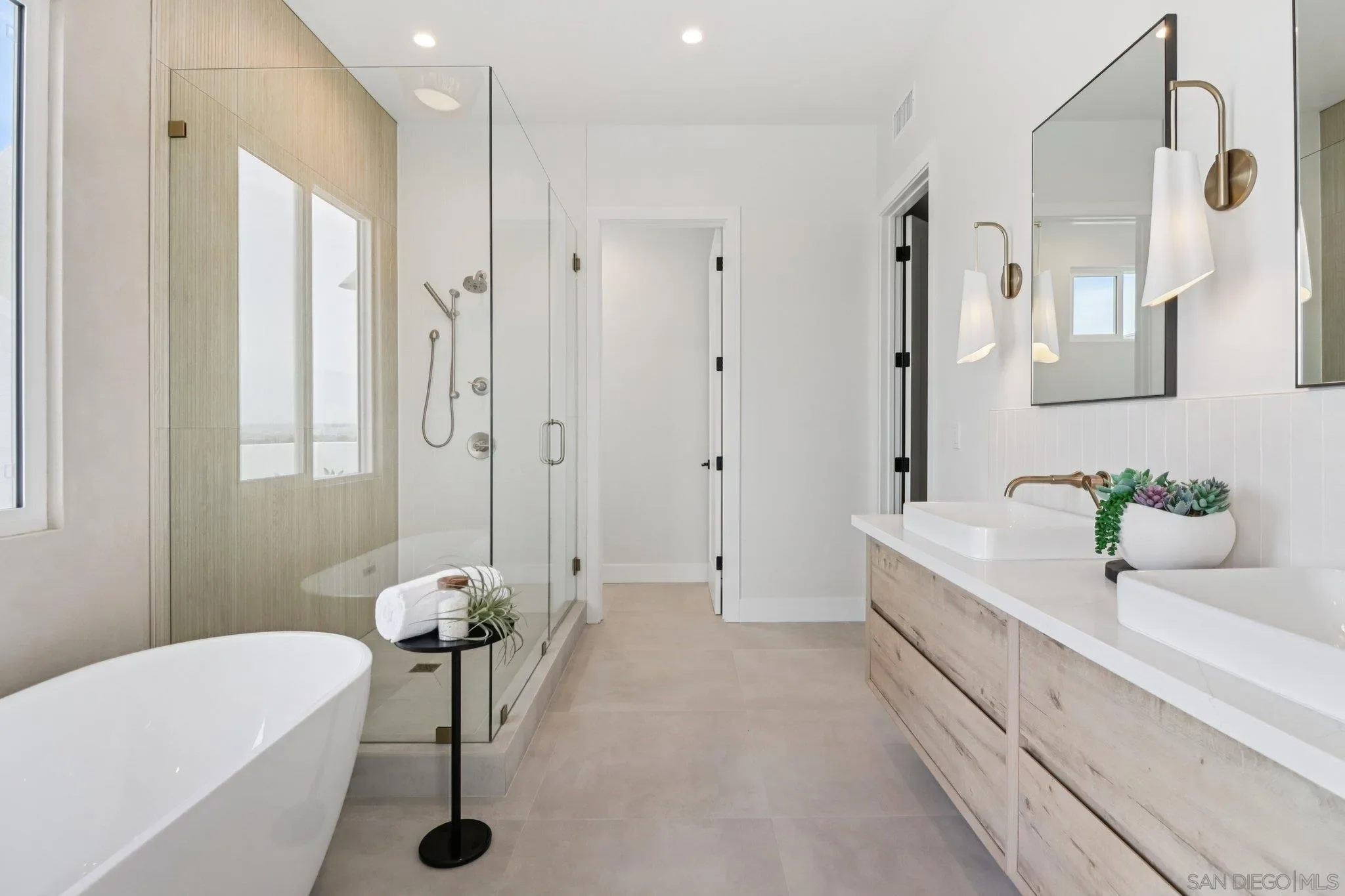 San Diego, California, 92110, United States, 4 Bedrooms Bedrooms, ,4 BathroomsBathrooms,Residential,Active,1922508