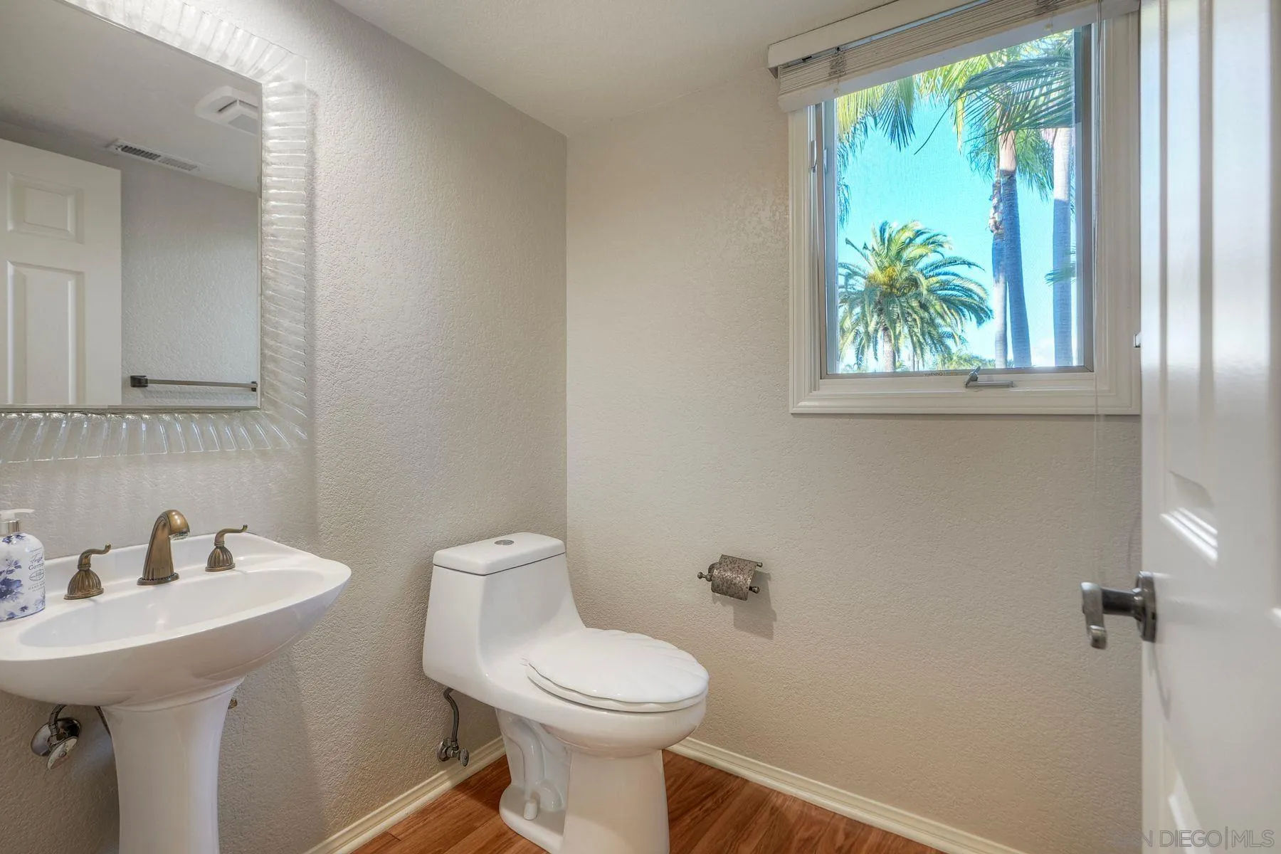 Escondido, California, 92029, United States, 4 Bedrooms Bedrooms, ,4 BathroomsBathrooms,Residential,Active,1995277