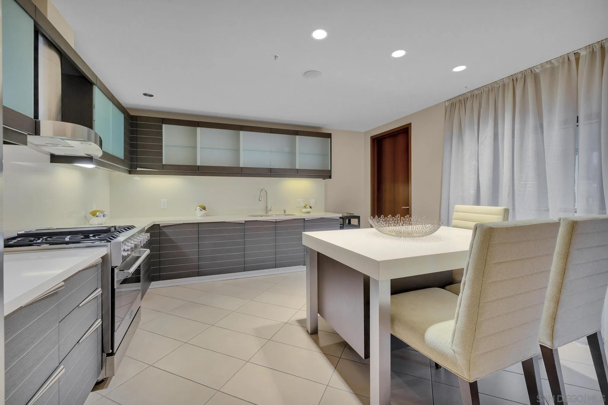 San Diego, California, 92101, United States, 2 Bedrooms Bedrooms, ,3 BathroomsBathrooms,Residential,Active,2032885