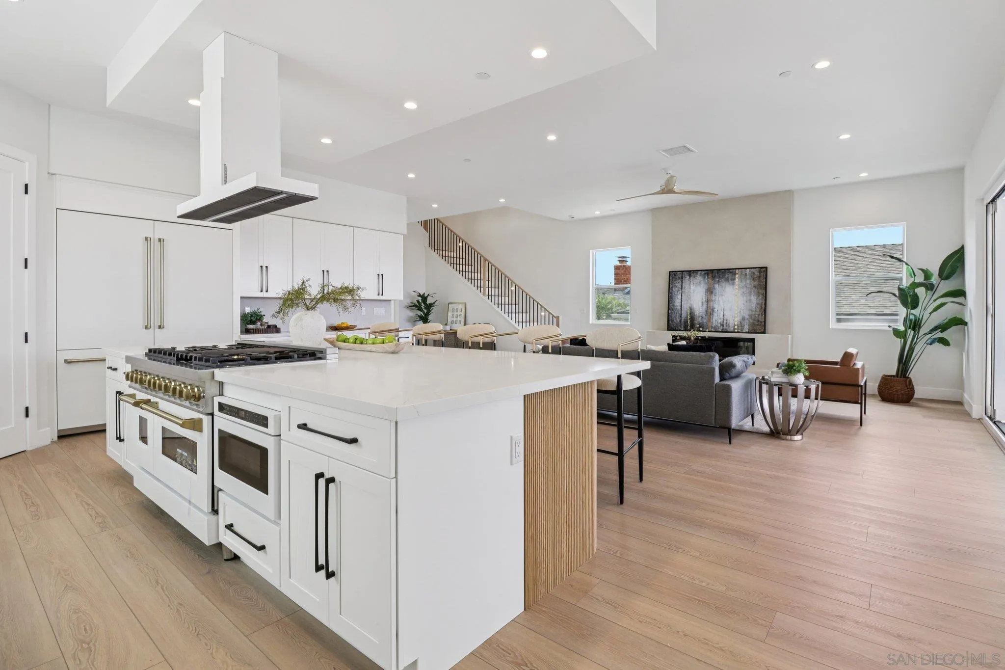 San Diego, California, 92110, United States, 4 Bedrooms Bedrooms, ,4 BathroomsBathrooms,Residential,Active,1922508