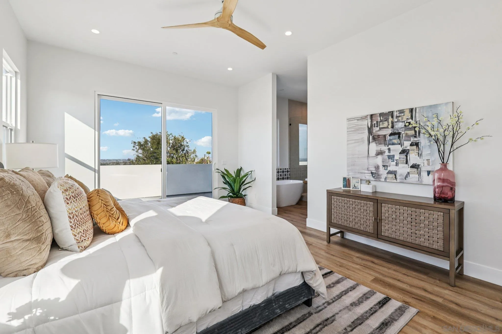 San Diego, California, 92110, United States, 4 Bedrooms Bedrooms, ,4 BathroomsBathrooms,Residential,Active,2007325