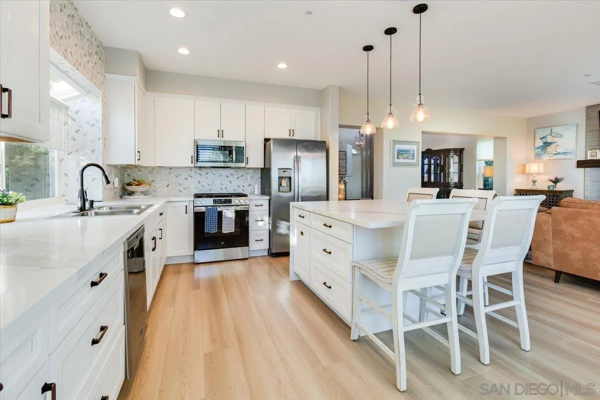 Escondido, California, 92026, United States, 5 Bedrooms Bedrooms, ,3 BathroomsBathrooms,Residential,Active,1970987