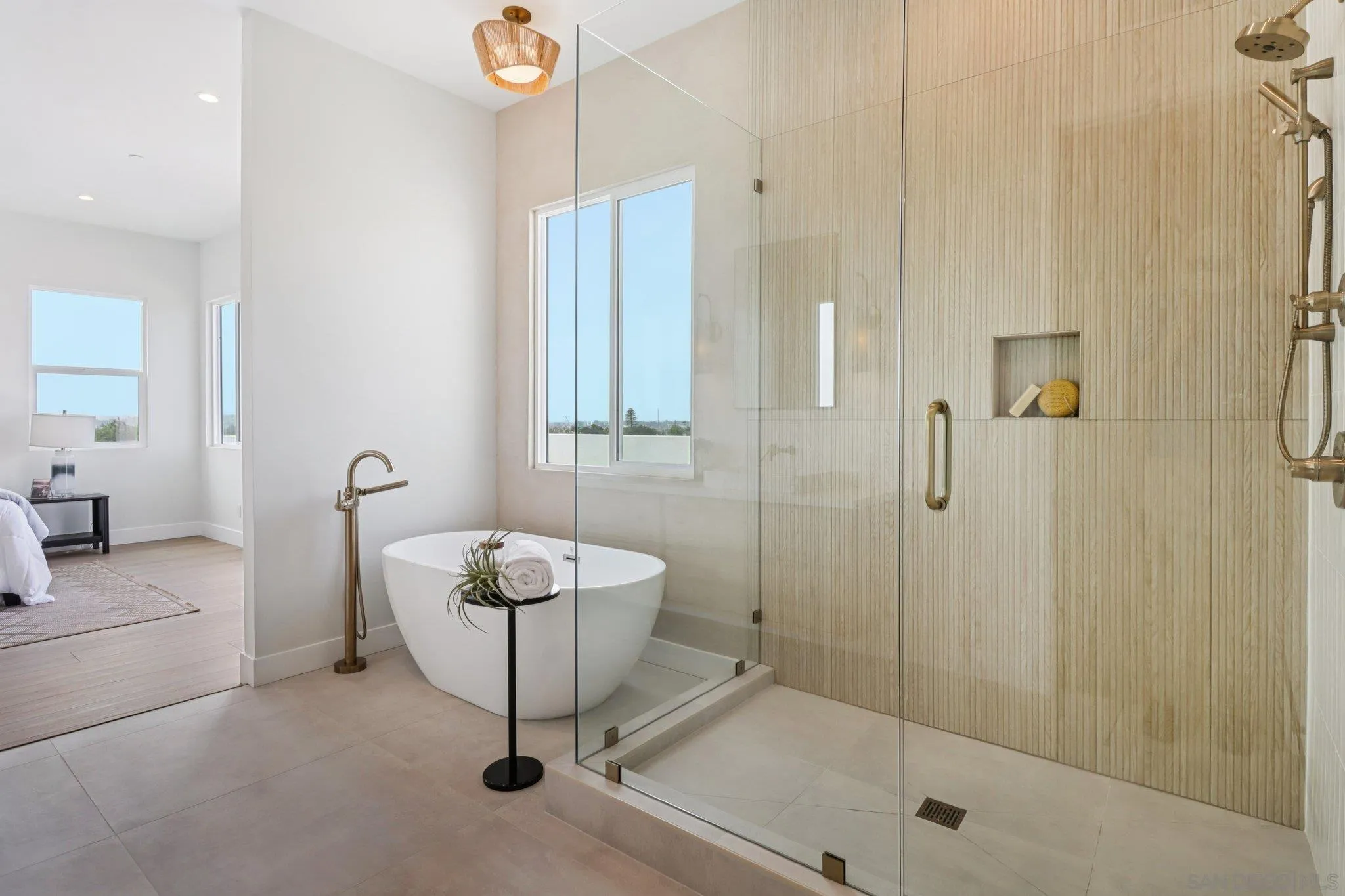 San Diego, California, 92110, United States, 4 Bedrooms Bedrooms, ,4 BathroomsBathrooms,Residential,Active,1922508