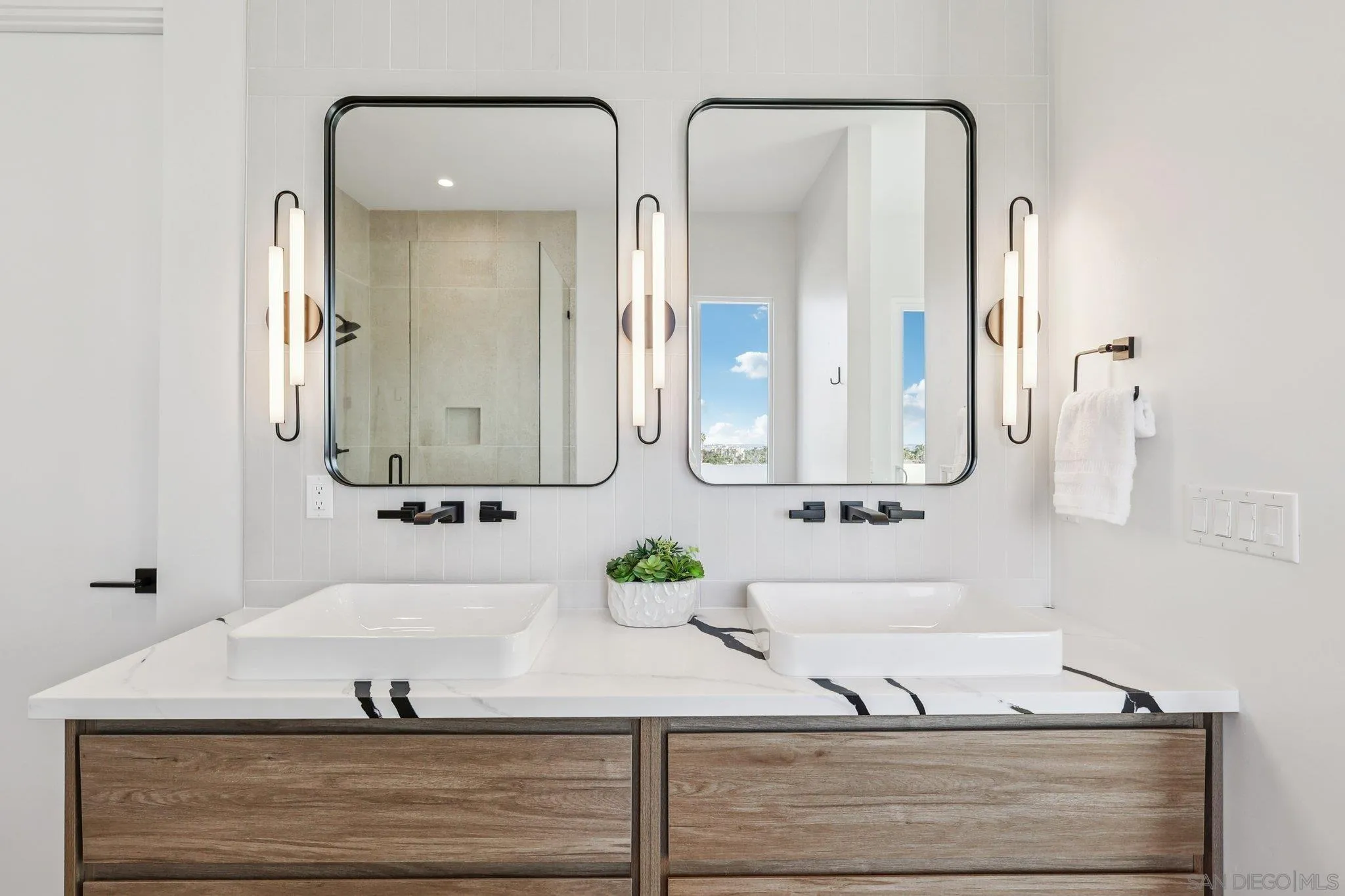 San Diego, California, 92110, United States, 4 Bedrooms Bedrooms, ,4 BathroomsBathrooms,Residential,Active,2007325