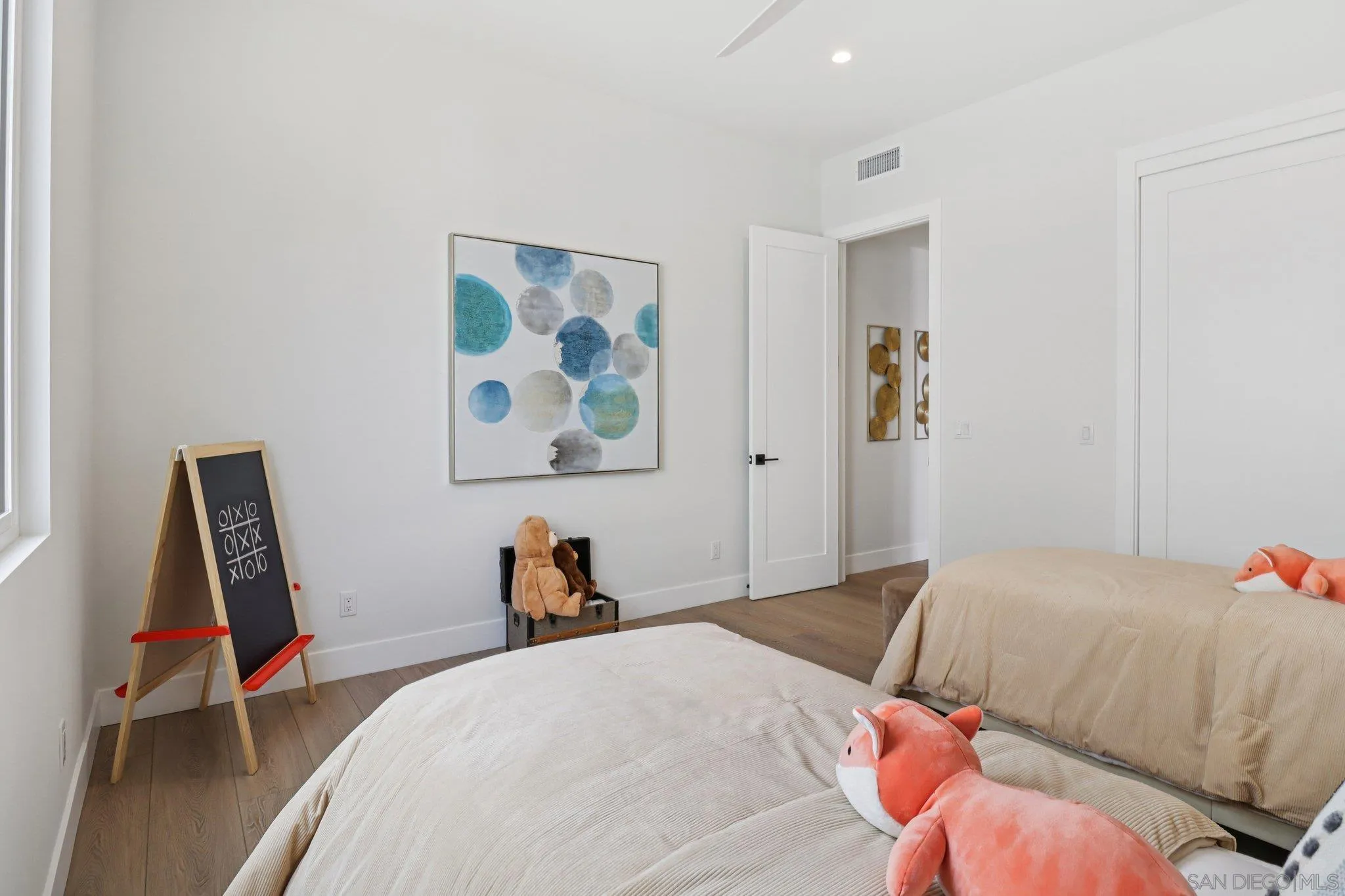 San Diego, California, 92110, United States, 4 Bedrooms Bedrooms, ,4 BathroomsBathrooms,Residential,Active,1922508
