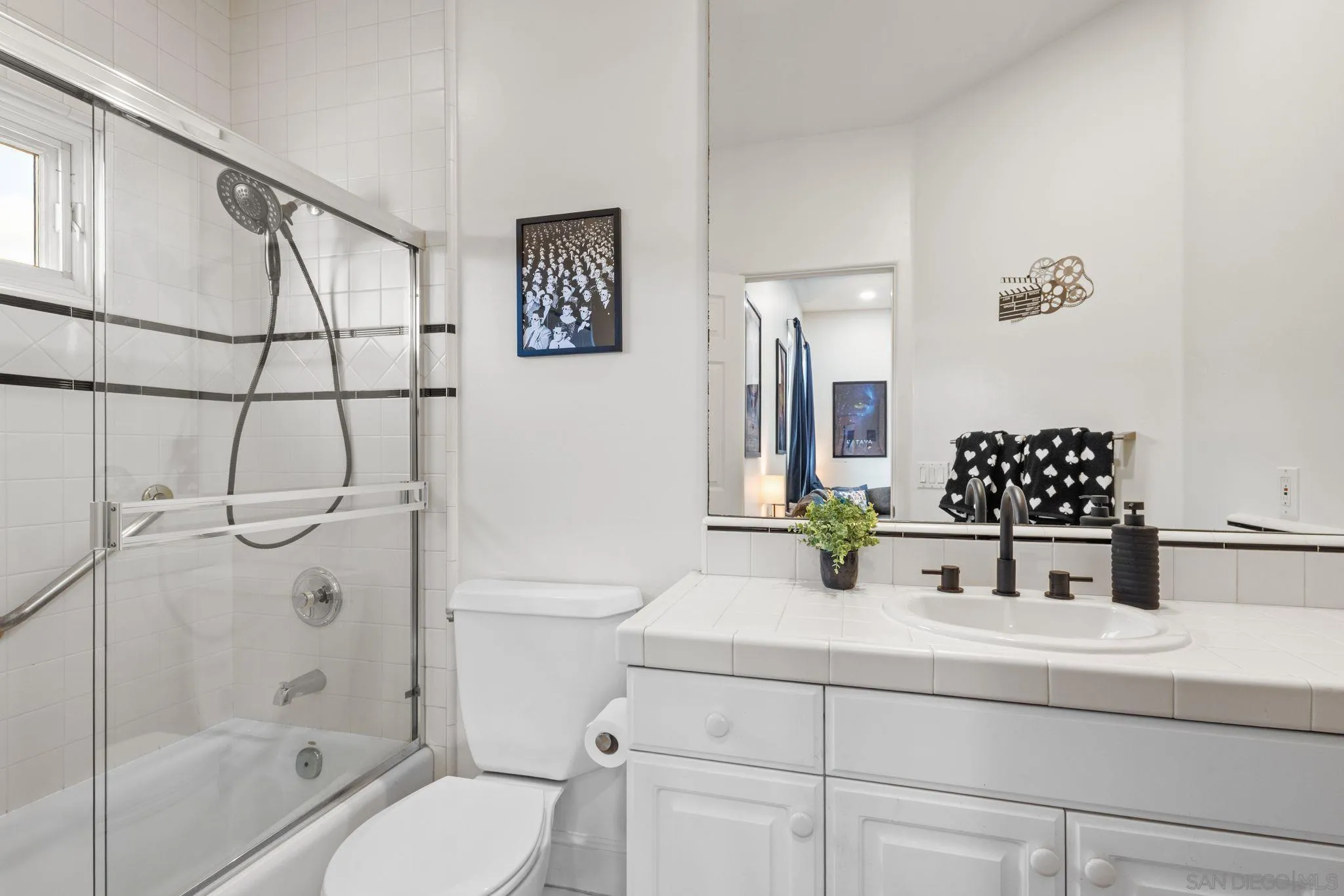 Carlsbad, California, 92011, United States, 5 Bedrooms Bedrooms, ,5 BathroomsBathrooms,Residential,Pending,2045548