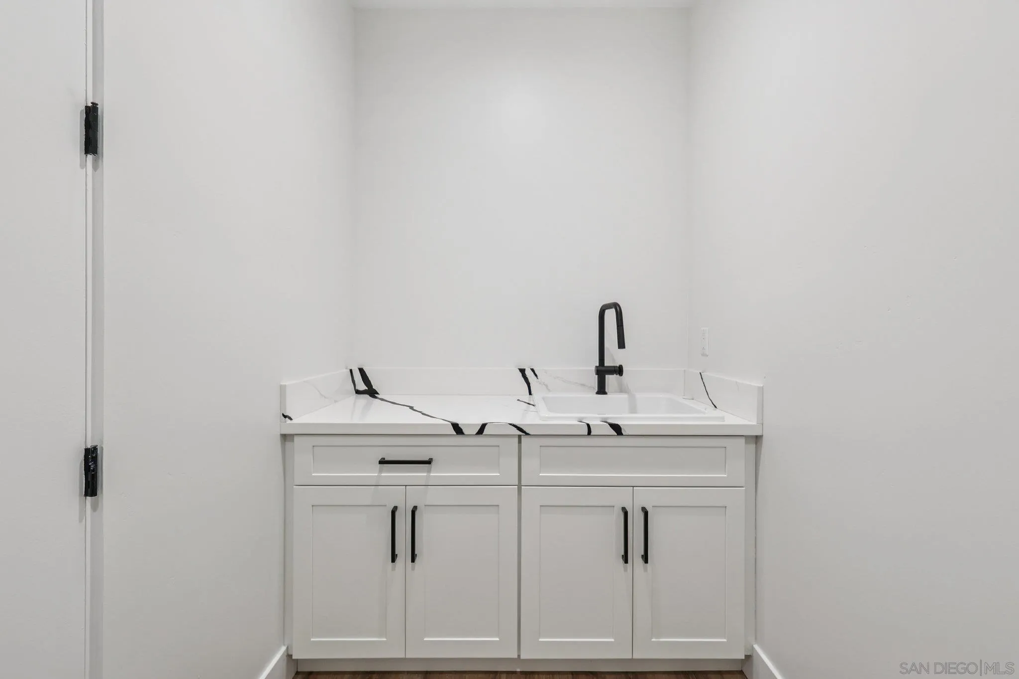 San Diego, California, 92110, United States, 4 Bedrooms Bedrooms, ,4 BathroomsBathrooms,Residential,Active,2007325