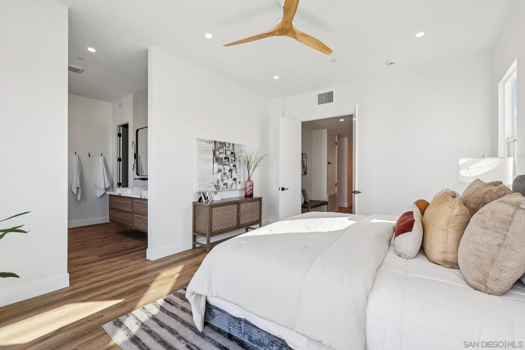 San Diego, California, 92110, United States, 4 Bedrooms Bedrooms, ,4 BathroomsBathrooms,Residential,Active,2007325