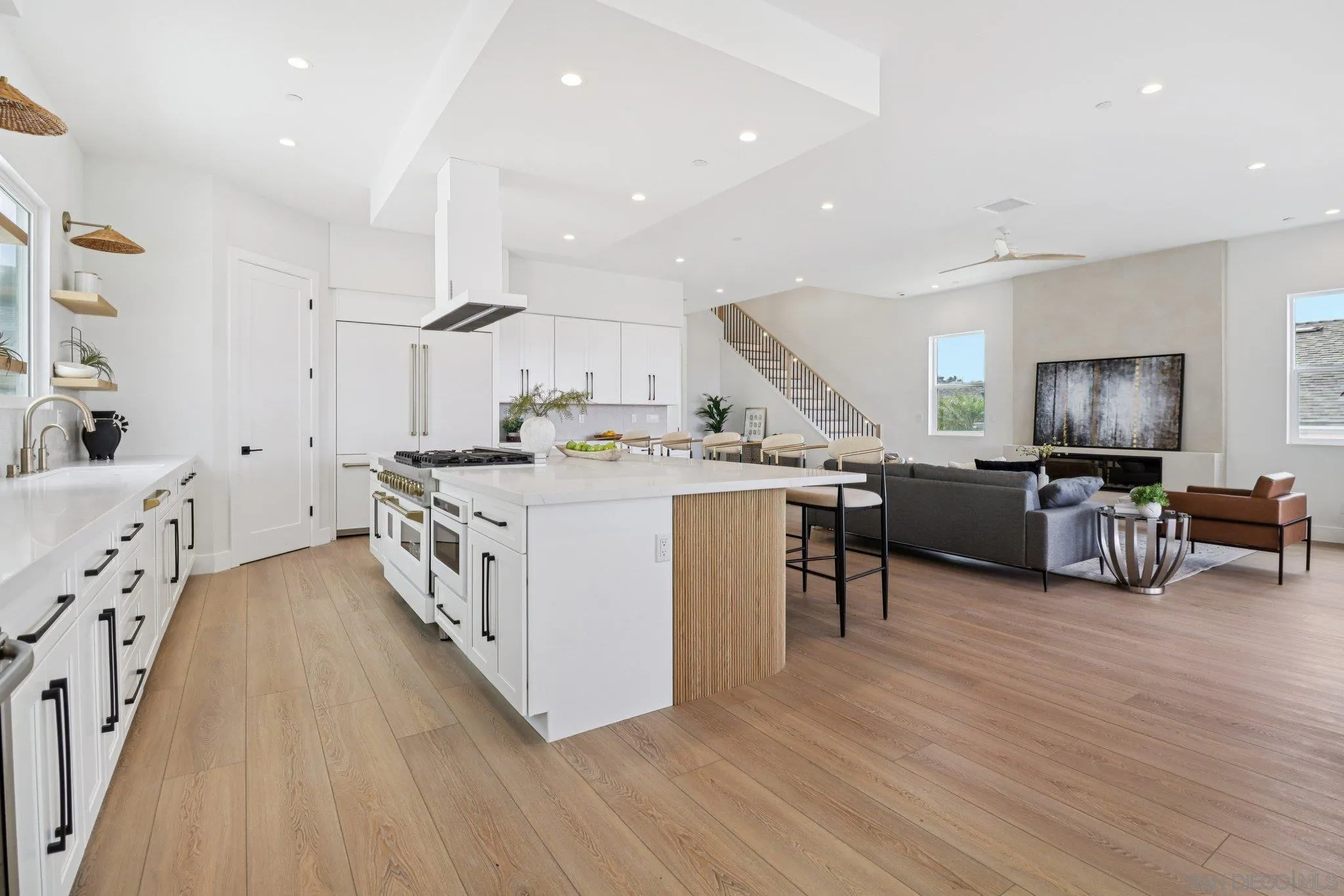 San Diego, California, 92110, United States, 4 Bedrooms Bedrooms, ,4 BathroomsBathrooms,Residential,Active,1922508
