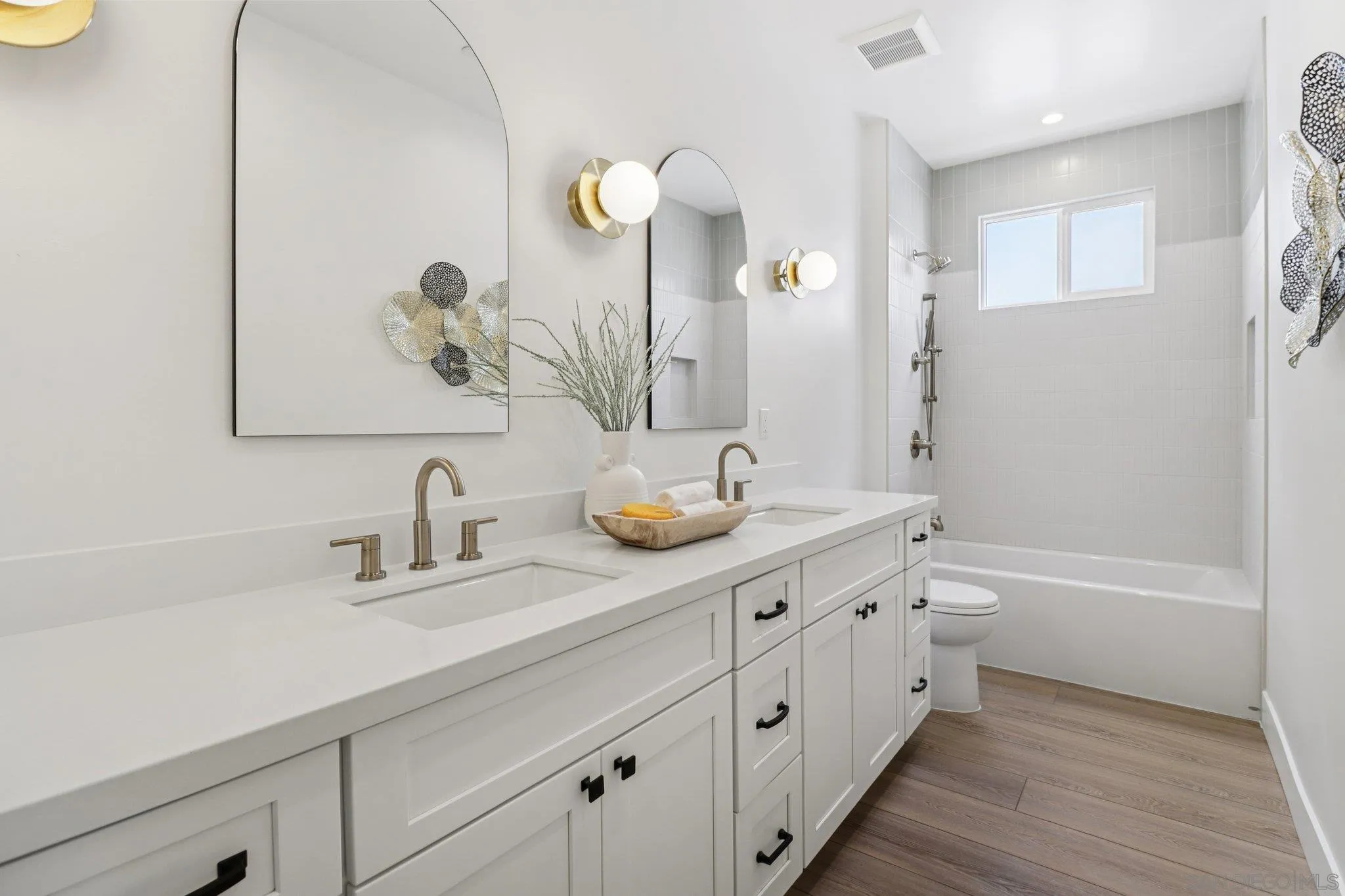 San Diego, California, 92110, United States, 4 Bedrooms Bedrooms, ,4 BathroomsBathrooms,Residential,Active,2013627