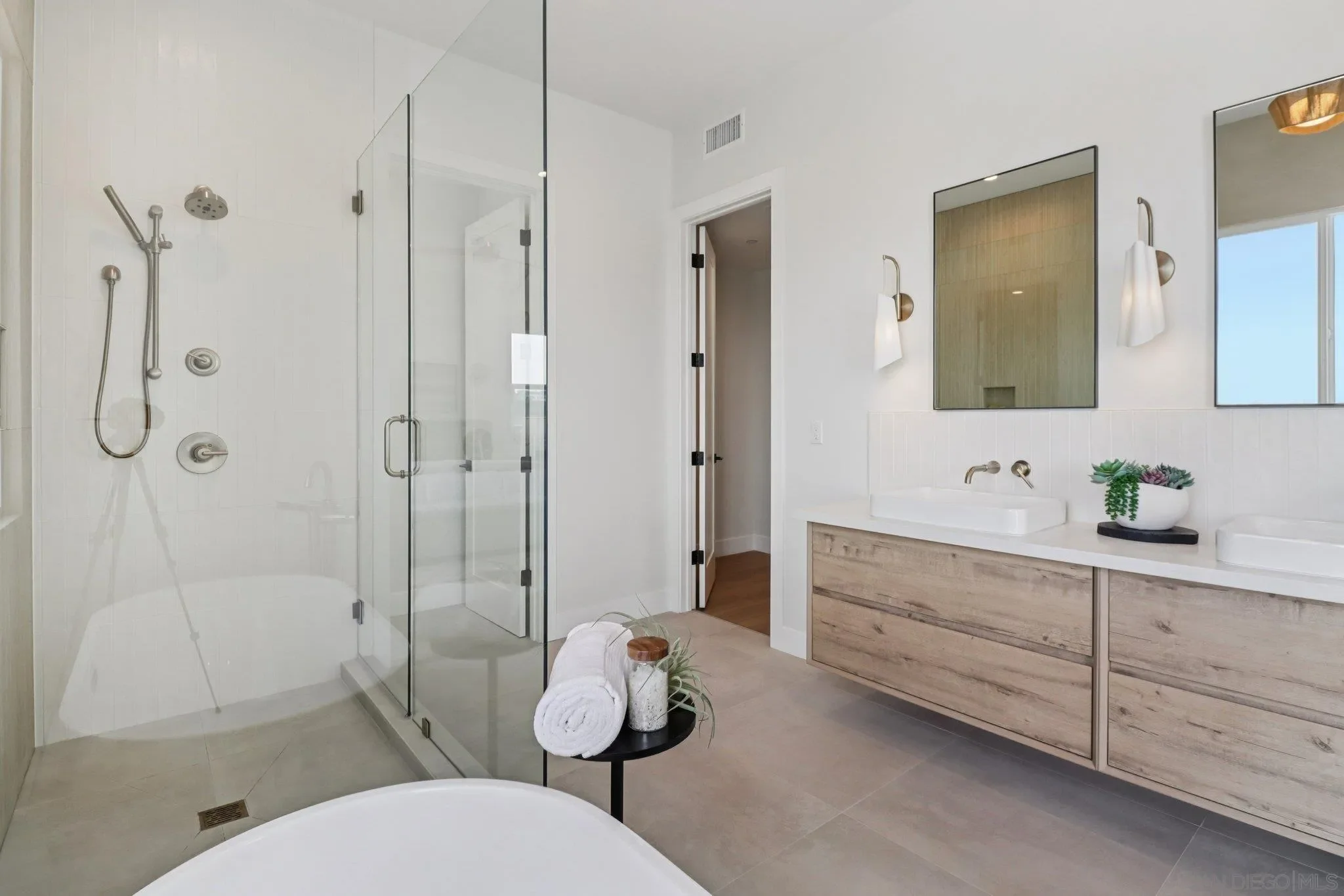 San Diego, California, 92110, United States, 4 Bedrooms Bedrooms, ,4 BathroomsBathrooms,Residential,Active,1922508