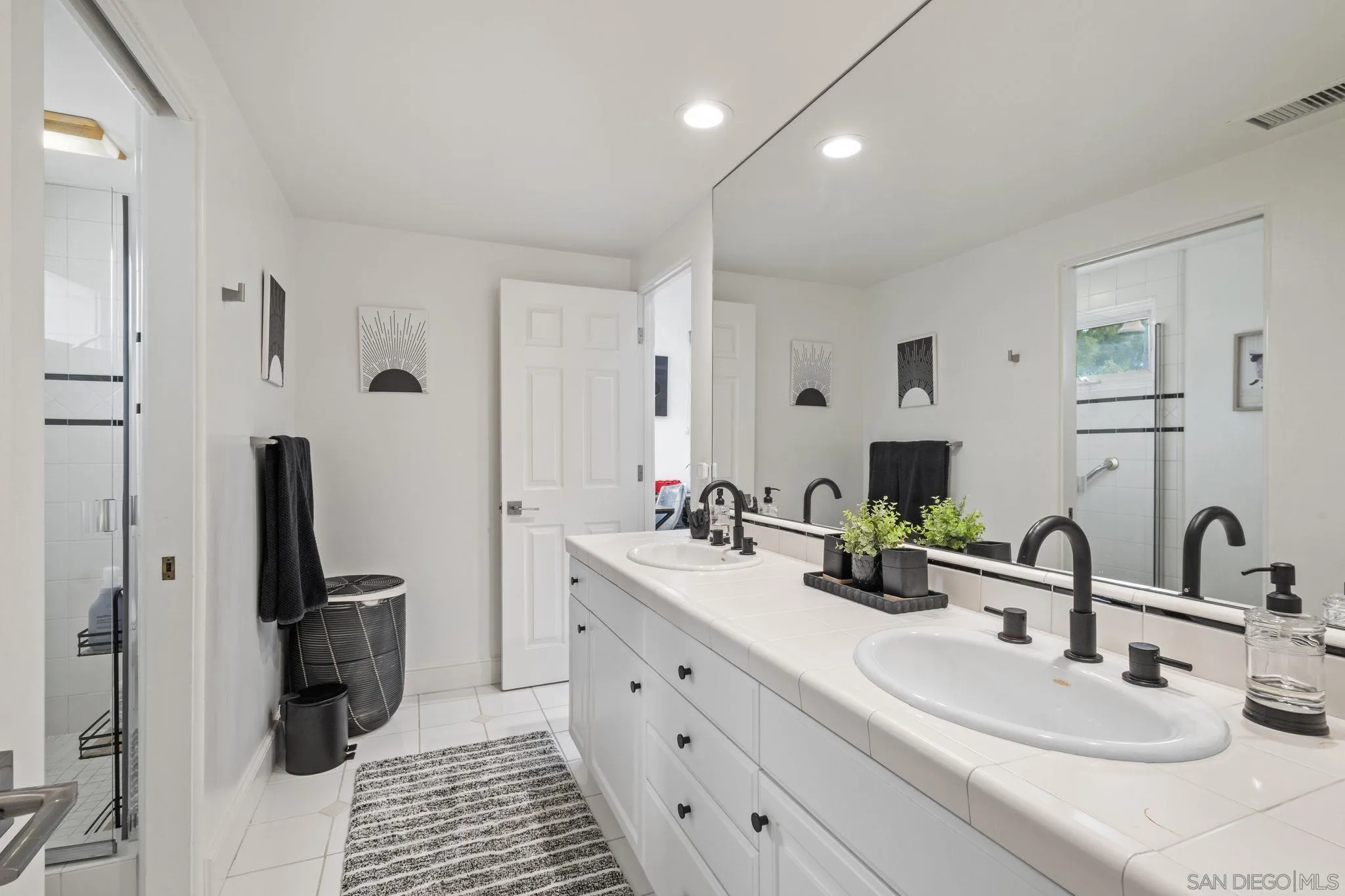 Carlsbad, California, 92011, United States, 5 Bedrooms Bedrooms, ,5 BathroomsBathrooms,Residential,Pending,2045548