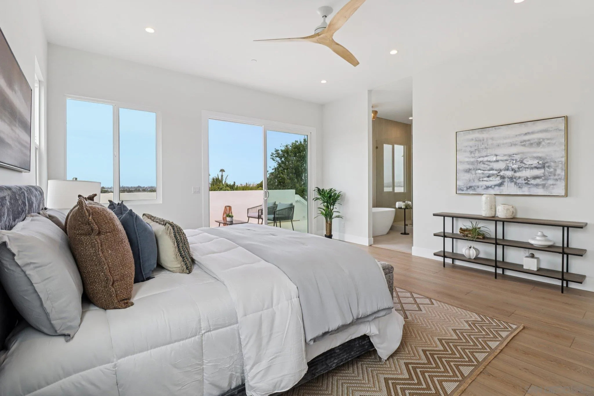San Diego, California, 92110, United States, 4 Bedrooms Bedrooms, ,4 BathroomsBathrooms,Residential,Active,1922508