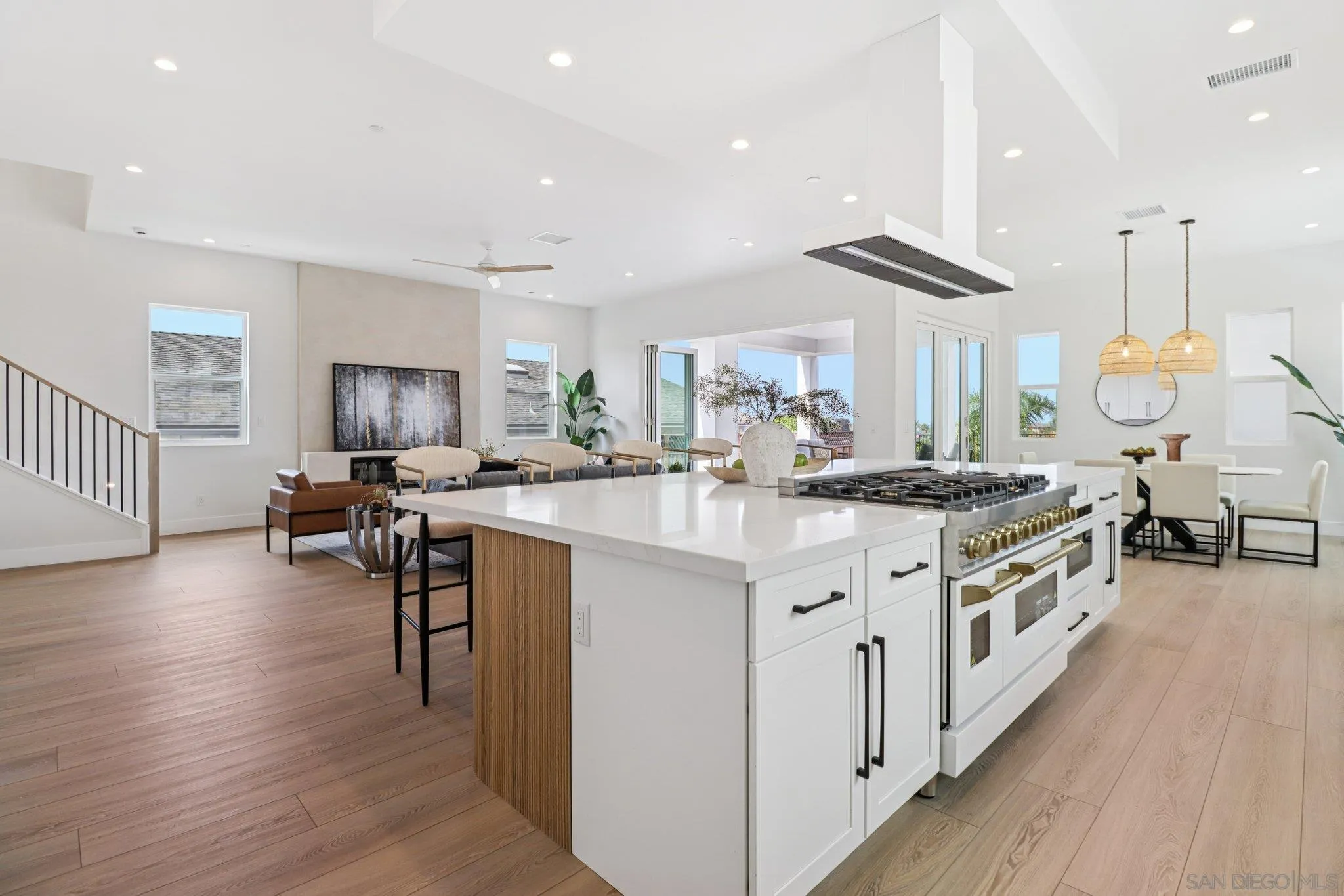 San Diego, California, 92110, United States, 4 Bedrooms Bedrooms, ,4 BathroomsBathrooms,Residential,Active,1922508