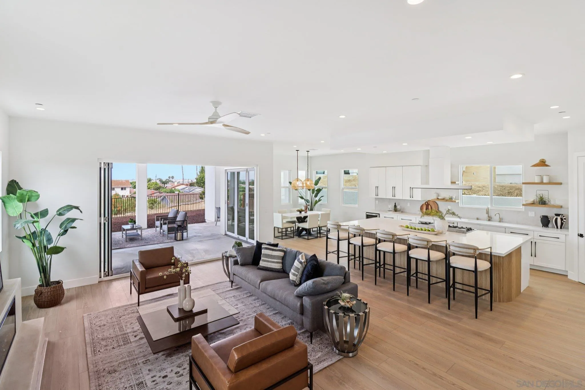 San Diego, California, 92110, United States, 4 Bedrooms Bedrooms, ,4 BathroomsBathrooms,Residential,Active,1922508