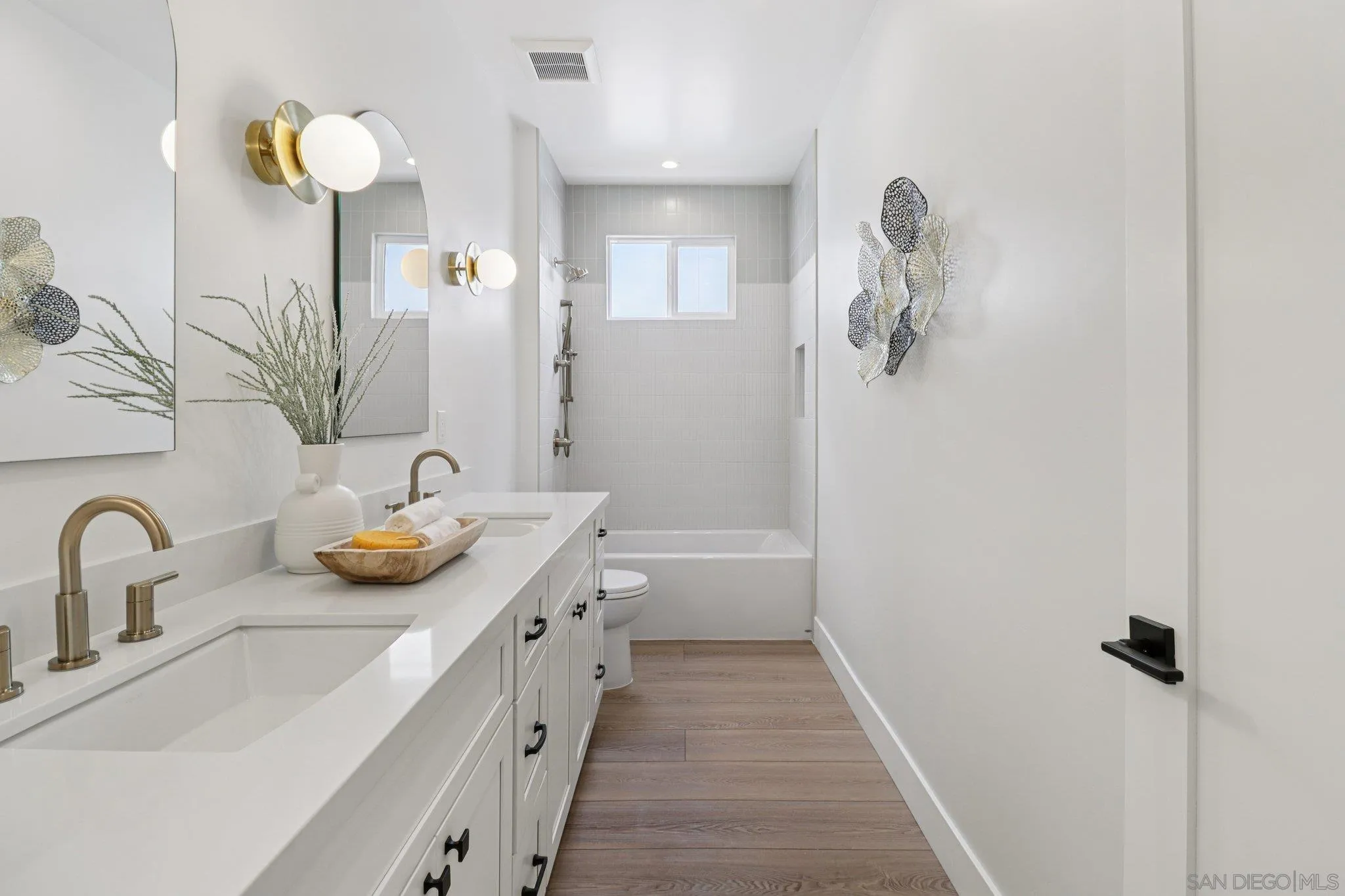 San Diego, California, 92110, United States, 4 Bedrooms Bedrooms, ,4 BathroomsBathrooms,Residential,Active,1922508