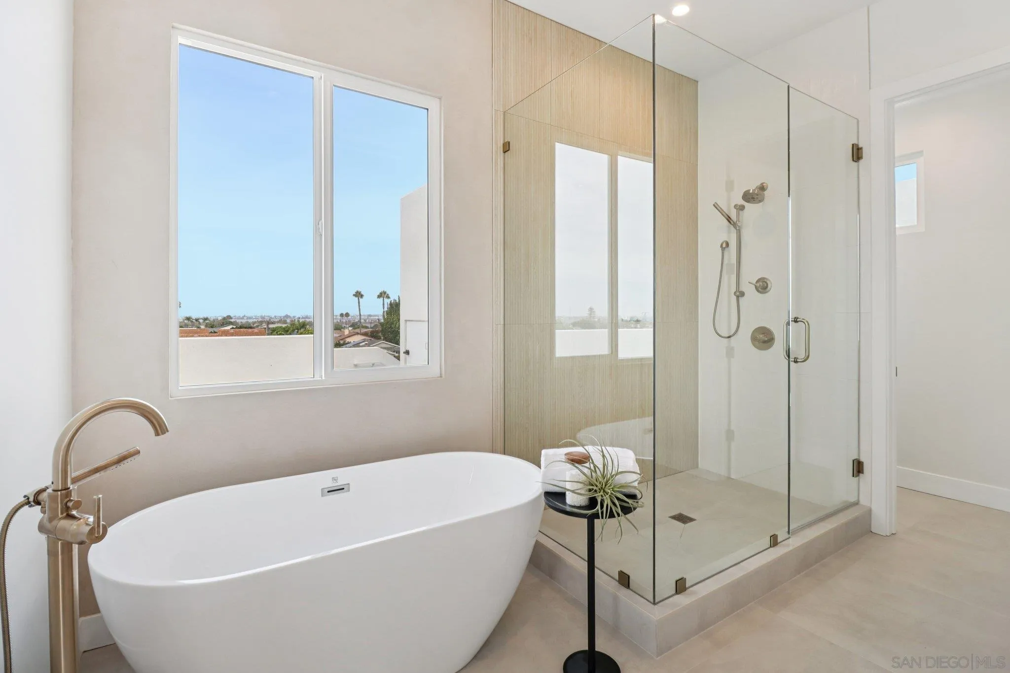San Diego, California, 92110, United States, 4 Bedrooms Bedrooms, ,4 BathroomsBathrooms,Residential,Active,1922508