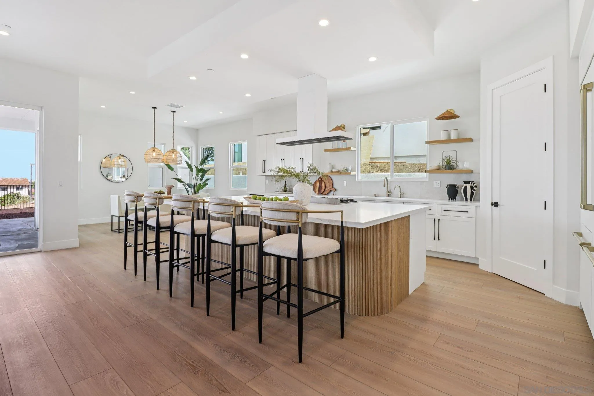 San Diego, California, 92110, United States, 4 Bedrooms Bedrooms, ,4 BathroomsBathrooms,Residential,Active,1922508