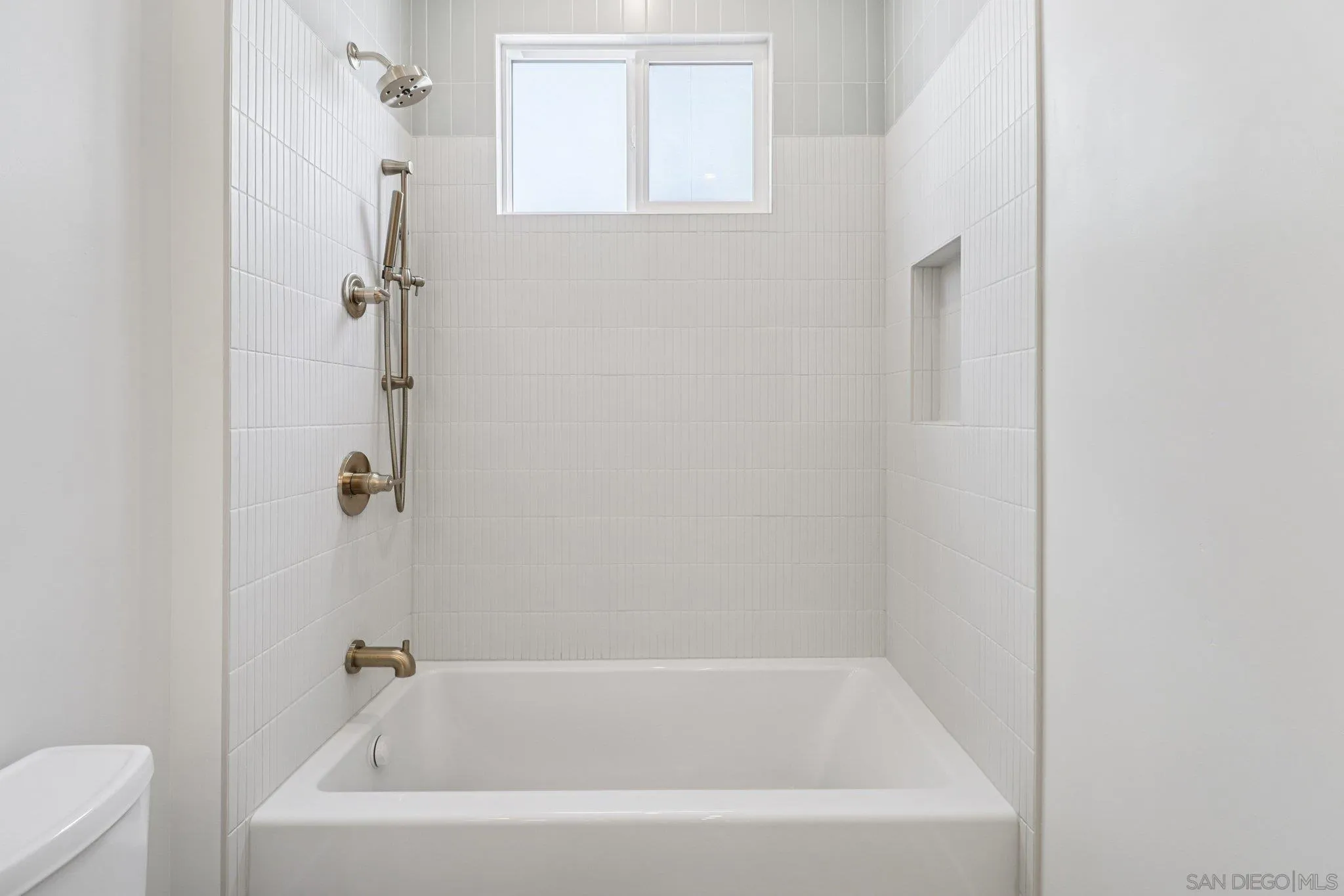 San Diego, California, 92110, United States, 4 Bedrooms Bedrooms, ,4 BathroomsBathrooms,Residential,Active,1922508