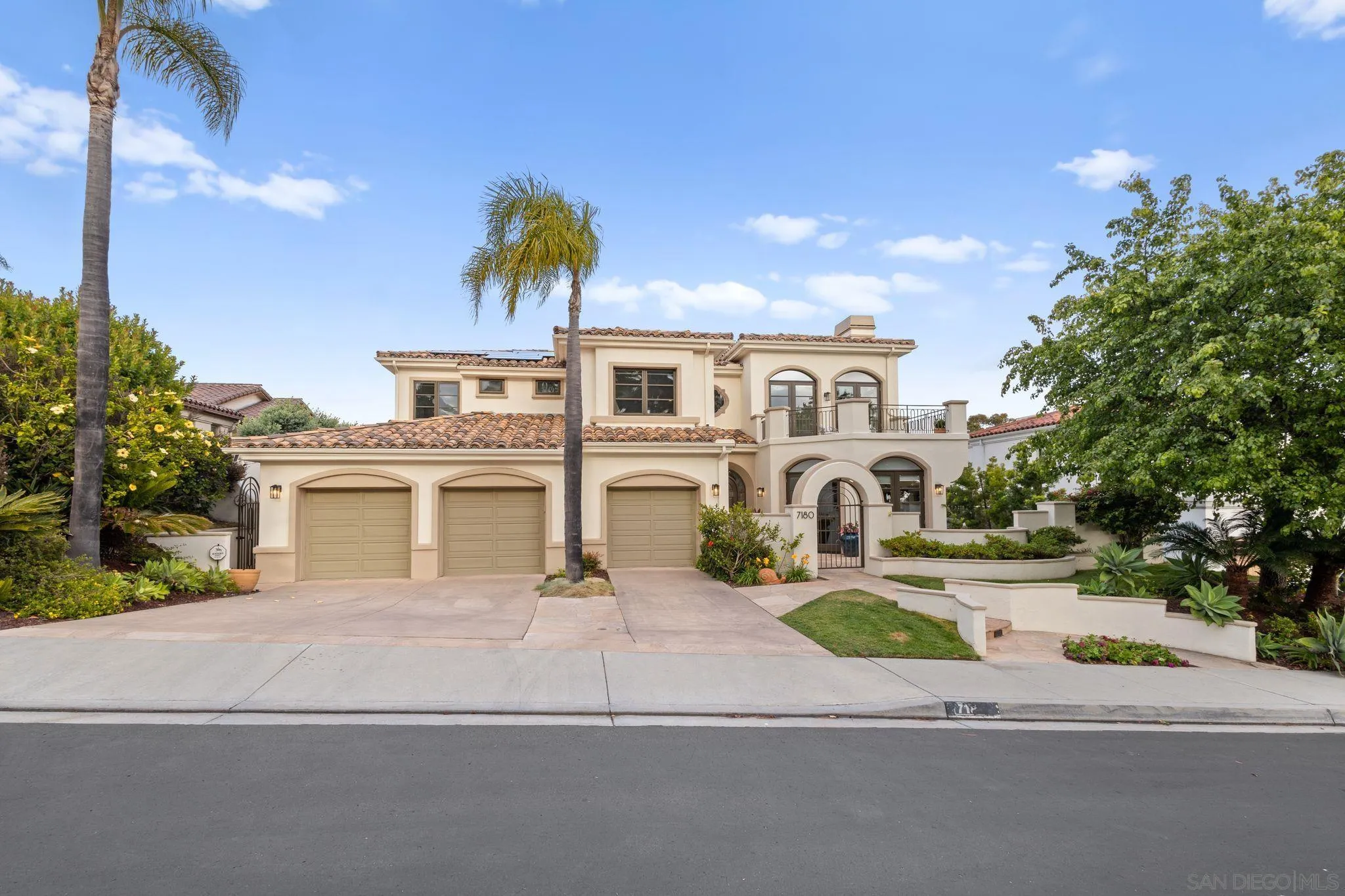 Carlsbad, California, 92011, United States, 5 Bedrooms Bedrooms, ,5 BathroomsBathrooms,Residential,Pending,2045548