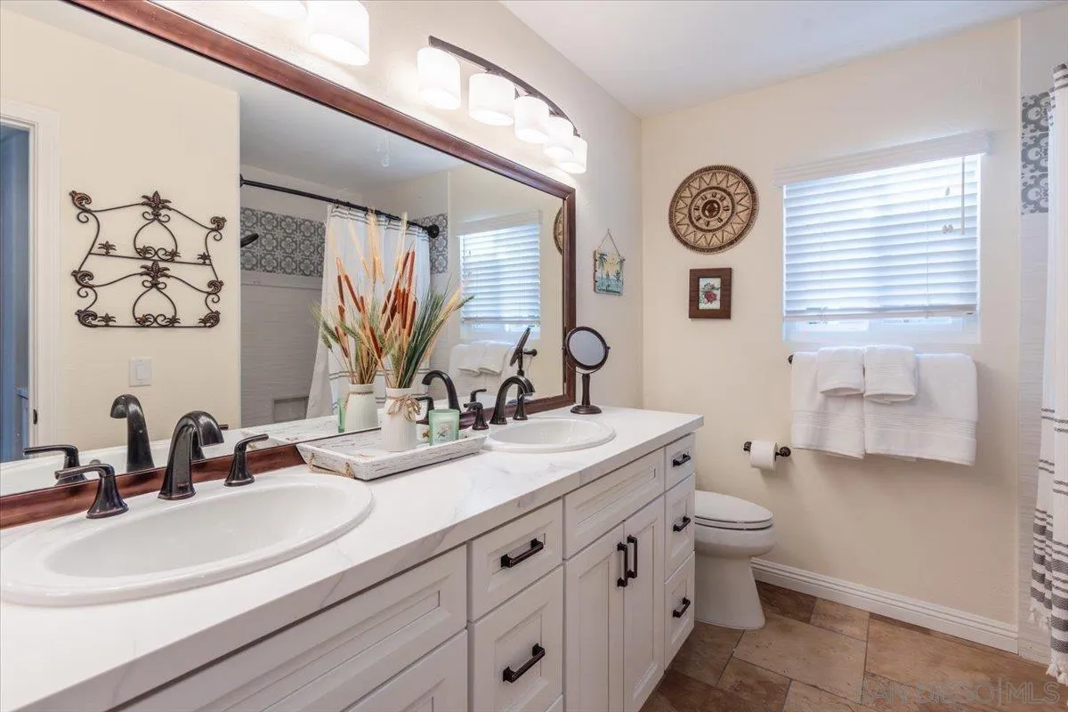 Escondido, California, 92026, United States, 5 Bedrooms Bedrooms, ,3 BathroomsBathrooms,Residential,Active,1970987