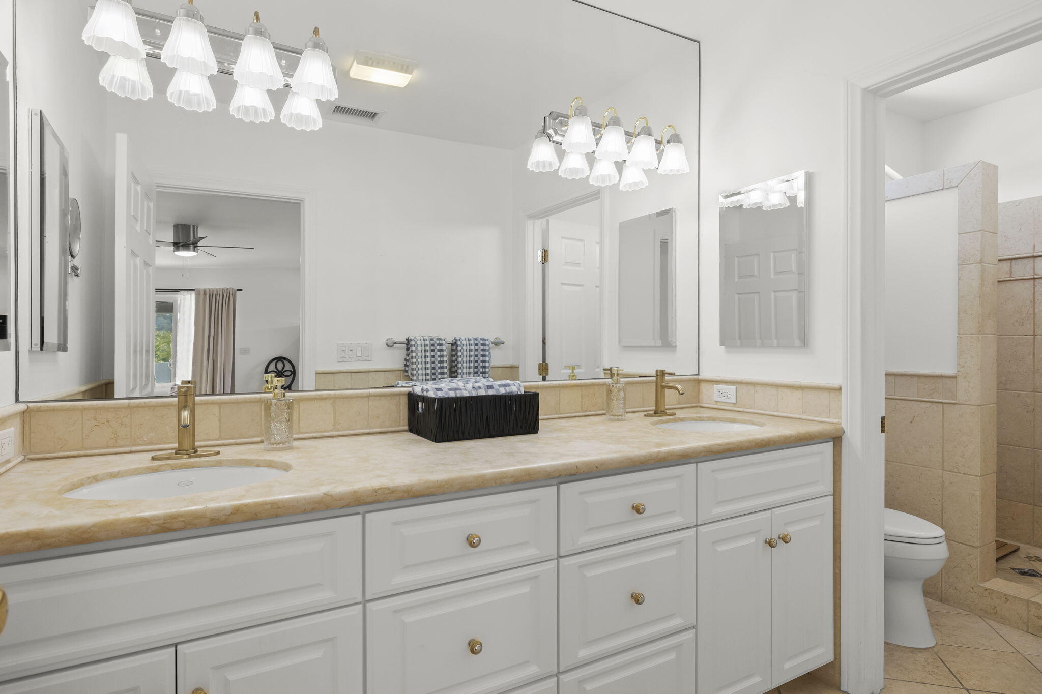 Ventura, California, 93001, United States, 3 Bedrooms Bedrooms, ,3 BathroomsBathrooms,Residential,Active,1914778