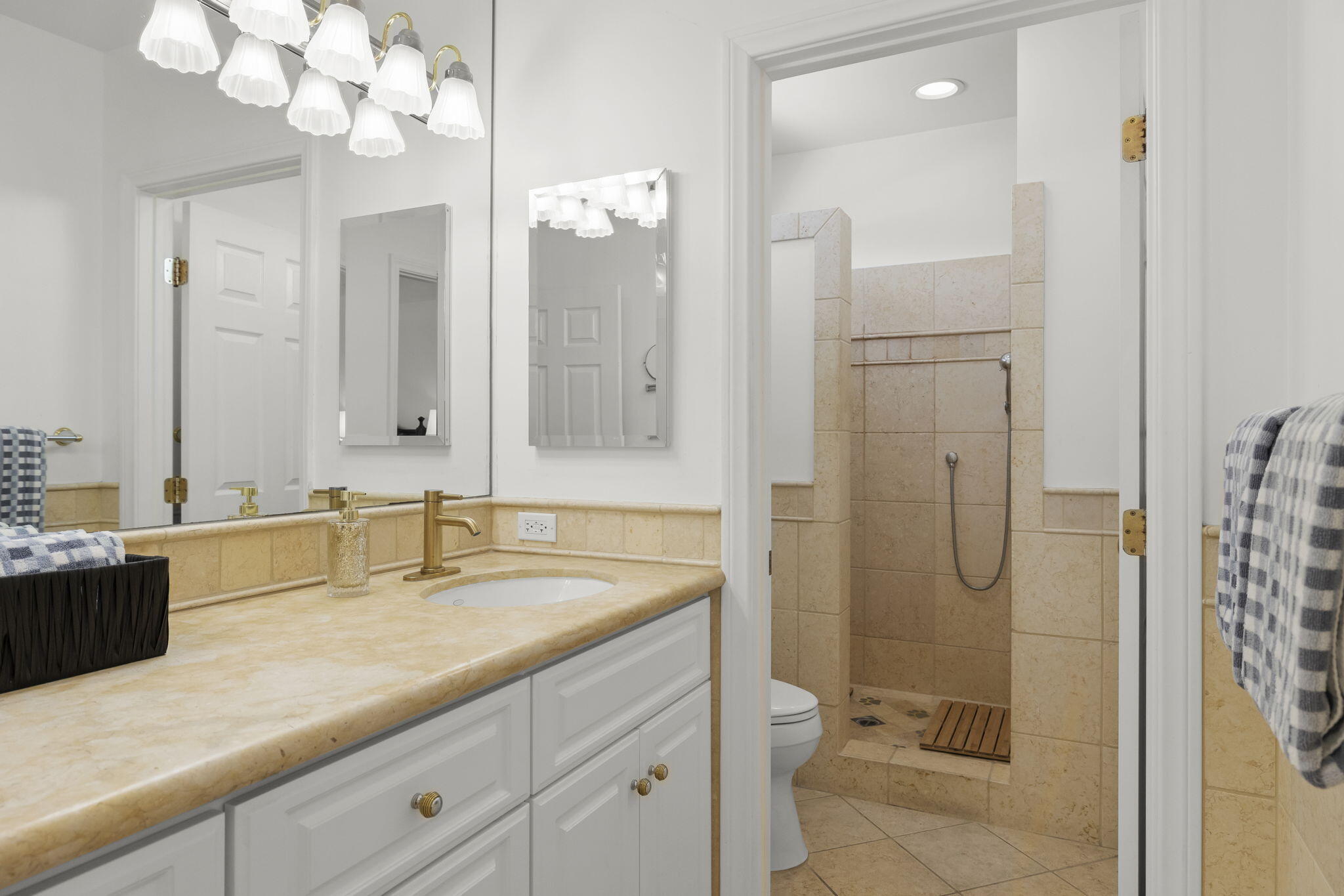 Ventura, California, 93001, United States, 3 Bedrooms Bedrooms, ,3 BathroomsBathrooms,Residential,Active,1914778