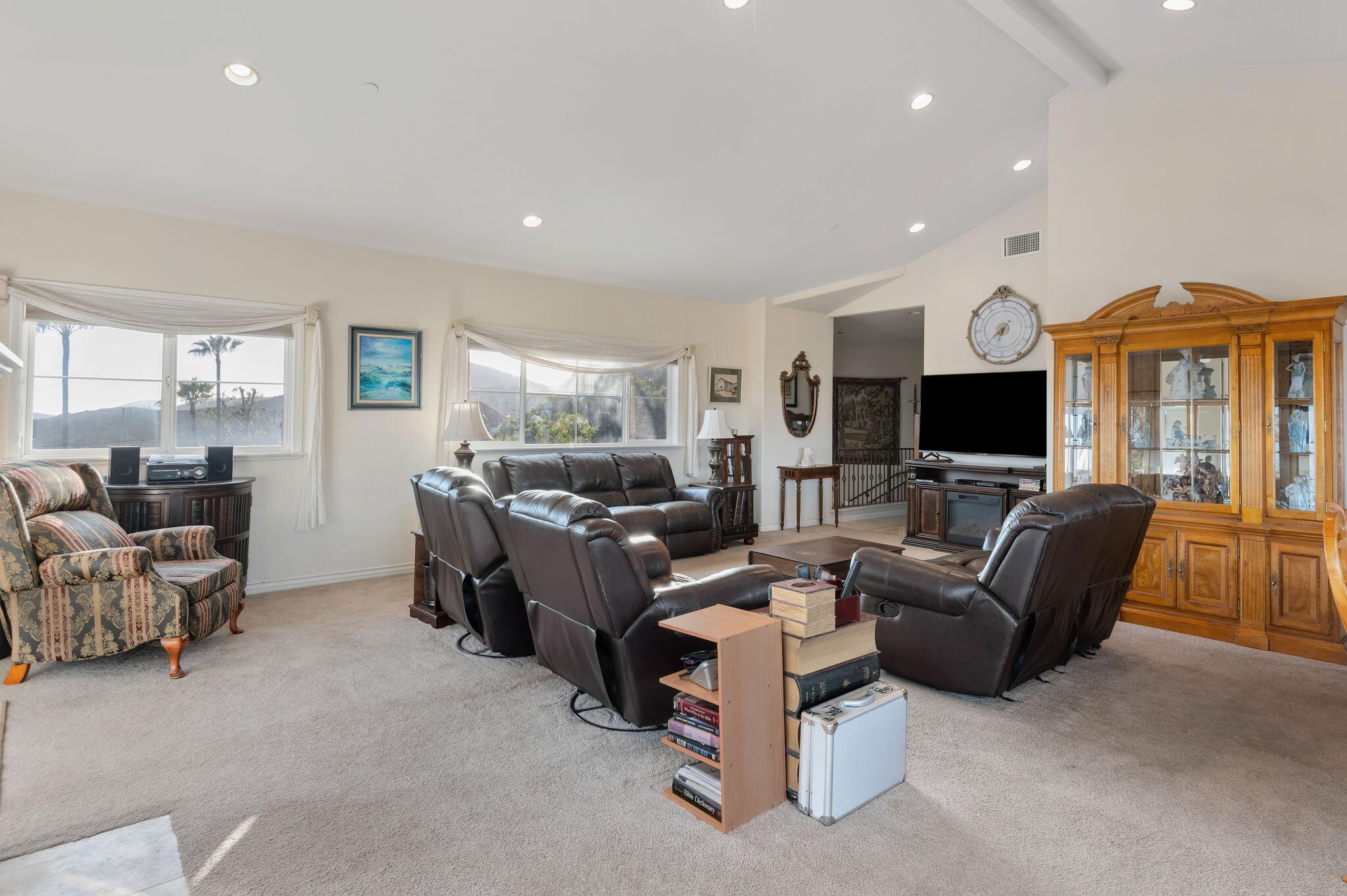 Ventura, California, 93003, United States, 4 Bedrooms Bedrooms, ,3 BathroomsBathrooms,Residential,Active,2010582