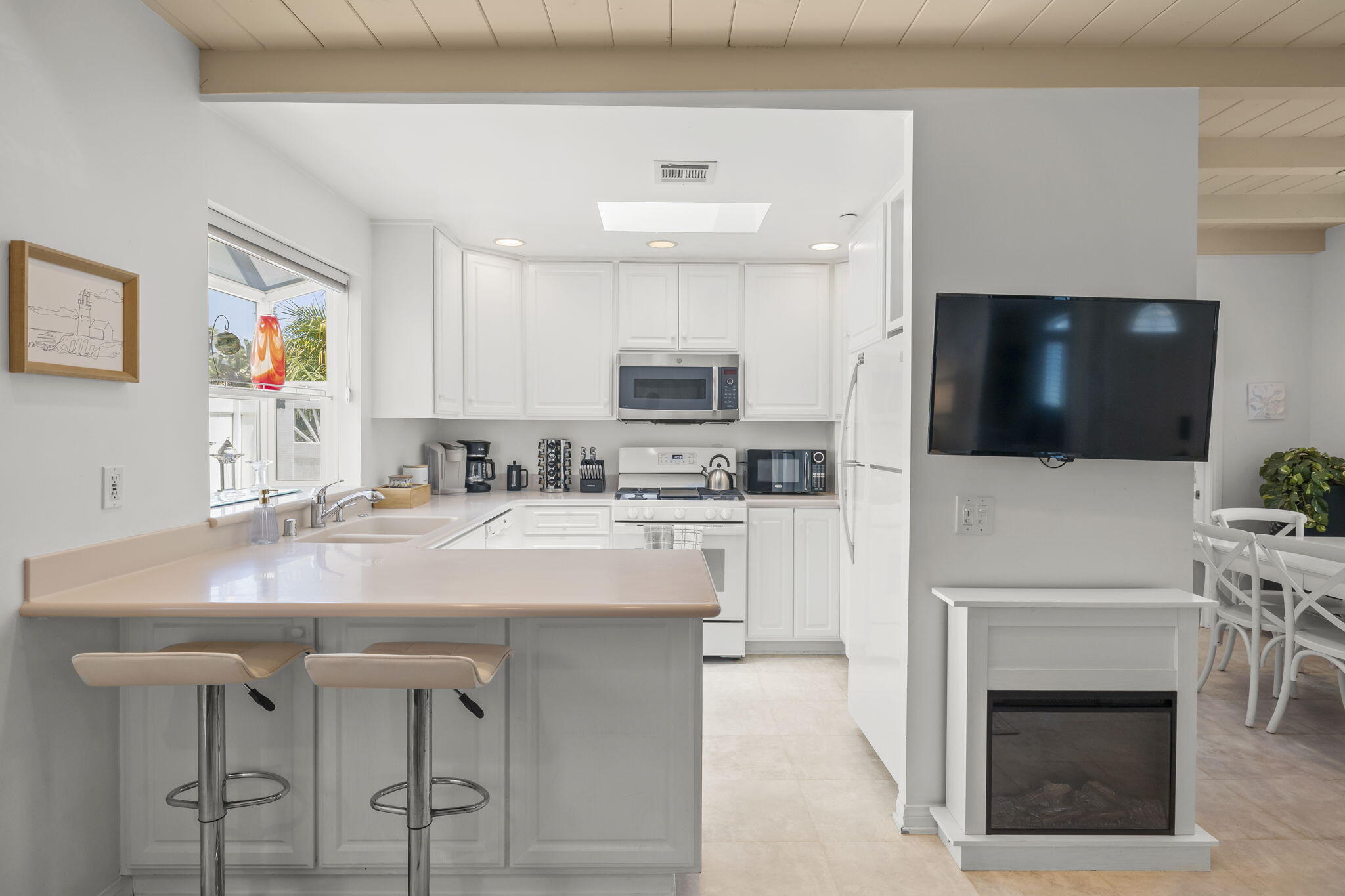 Ventura, California, 93001, United States, 3 Bedrooms Bedrooms, ,3 BathroomsBathrooms,Residential,Active,1914778