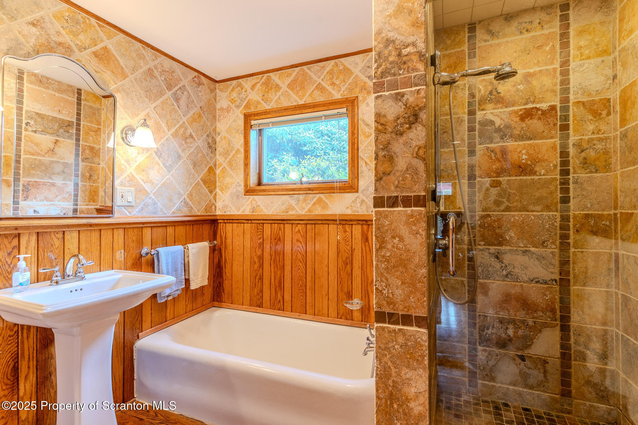 Honesdale, Pennsylvania, 18431, United States, ,4 BathroomsBathrooms,Residential,Active,1860241