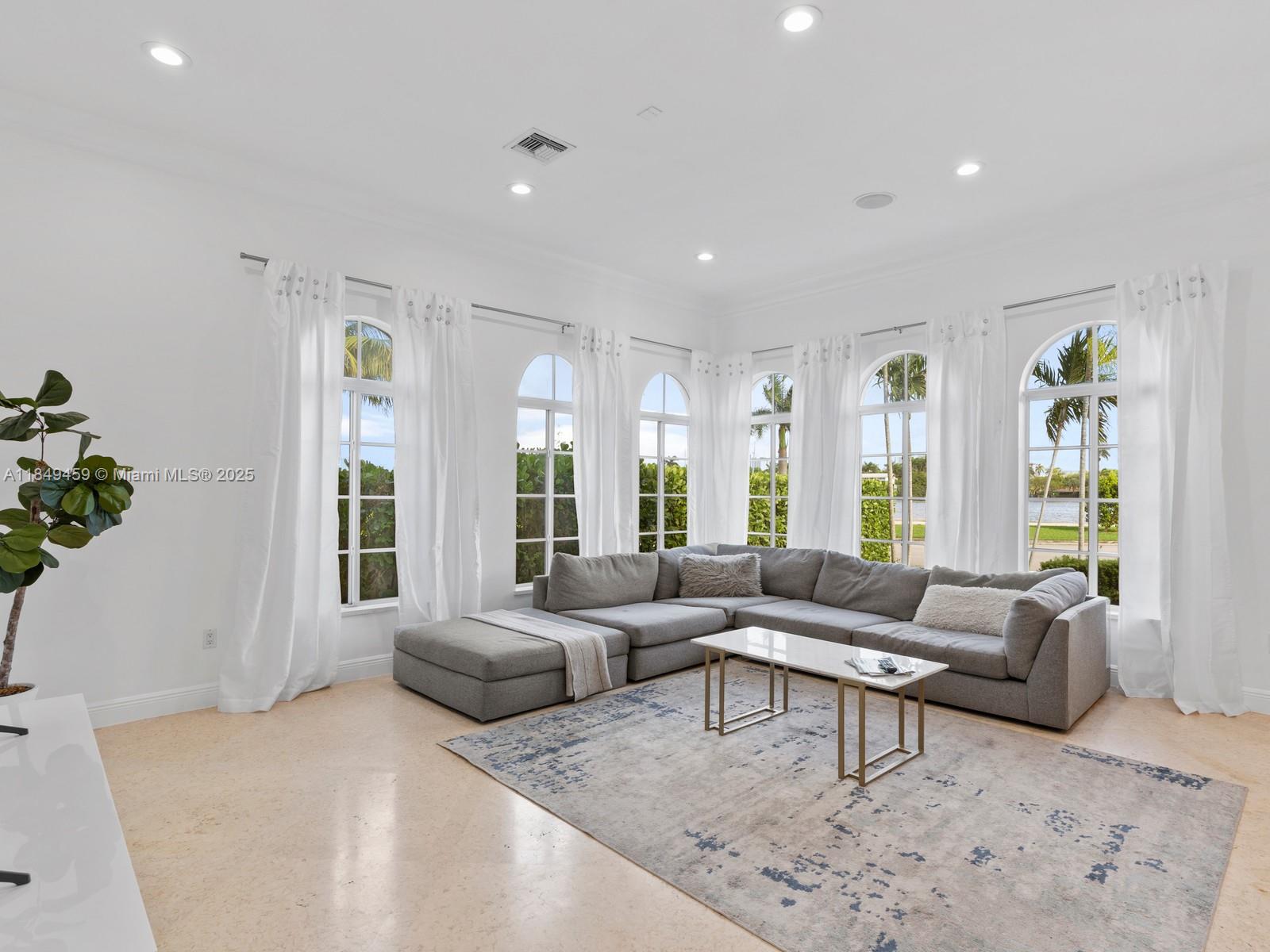 Hollywood, Florida, 33019, United States, 5 Bedrooms Bedrooms, ,3 BathroomsBathrooms,Residential,Active,1904697