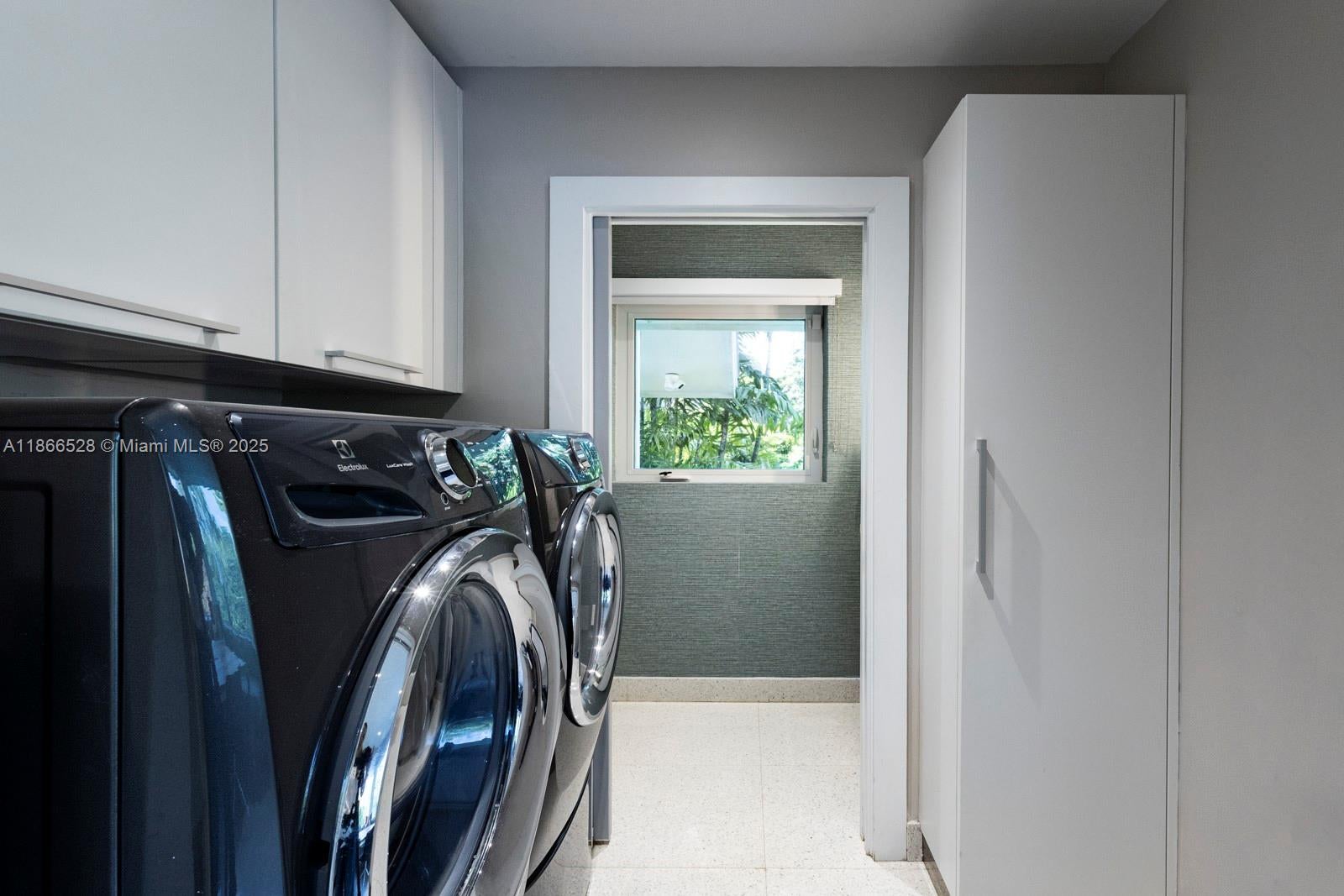 Coral Gables, Florida, 33156, United States, 4 Bedrooms Bedrooms, ,4 BathroomsBathrooms,Residential,Active,1927652