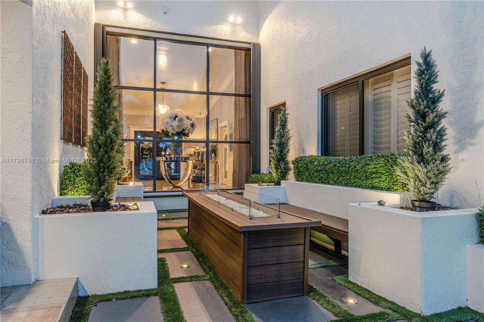 Miami, Florida, 33175, United States, ,5 BathroomsBathrooms,Residential,Pending,1798039