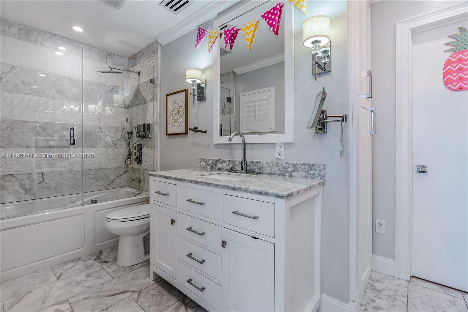 Miami, Florida, 33175, United States, ,5 BathroomsBathrooms,Residential,Pending,1798039