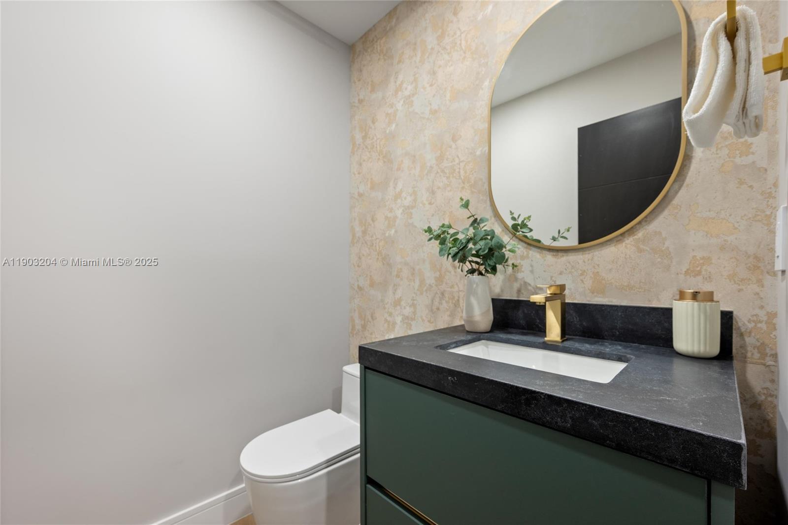 Palmetto Bay, Florida, 33158, United States, 4 Bedrooms Bedrooms, ,4 BathroomsBathrooms,Residential,Active,1988471