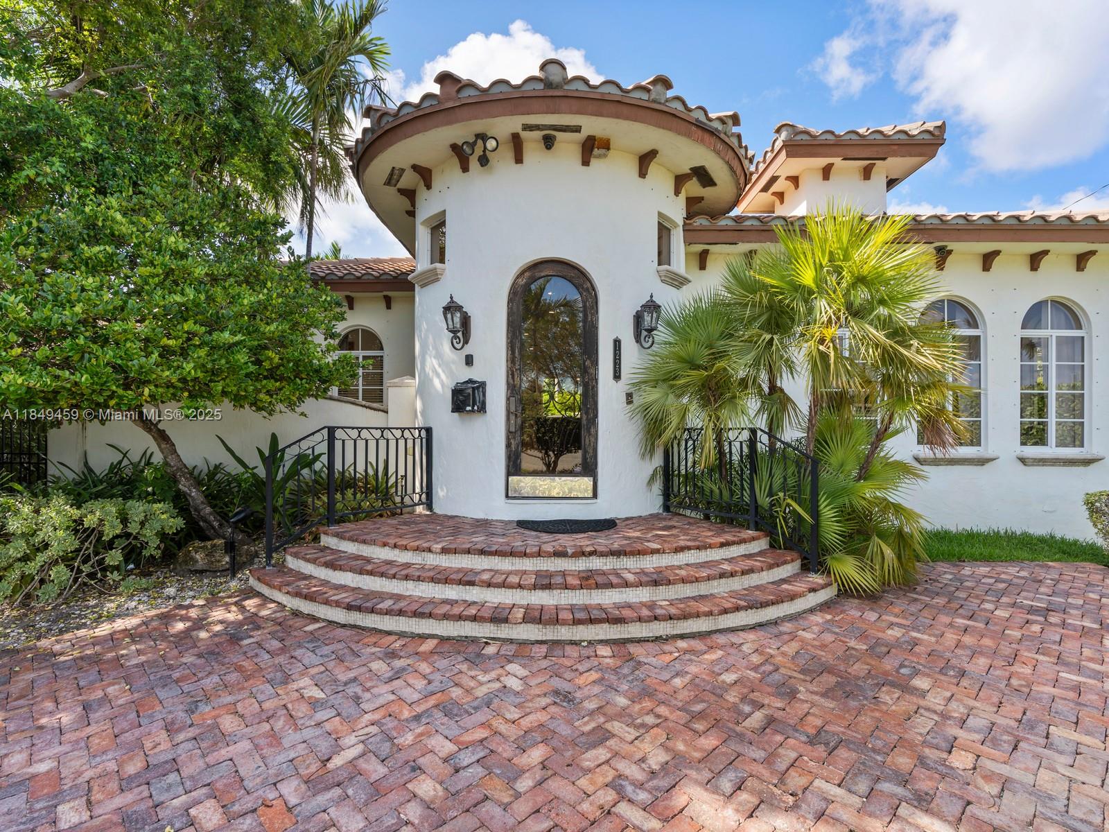 Hollywood, Florida, 33019, United States, 5 Bedrooms Bedrooms, ,3 BathroomsBathrooms,Residential,Active,1904697