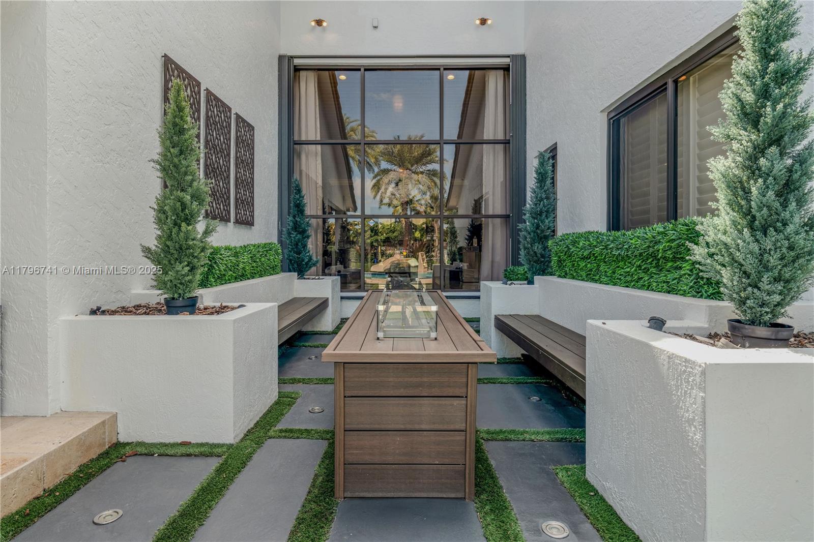 Miami, Florida, 33175, United States, ,5 BathroomsBathrooms,Residential,Pending,1798039