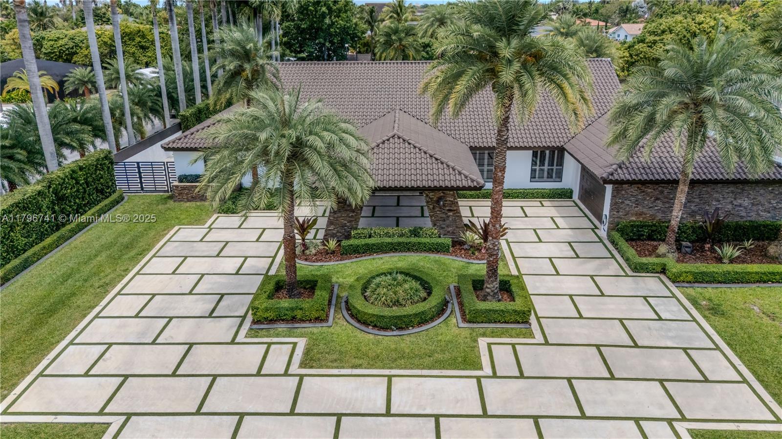 Miami, Florida, 33175, United States, ,5 BathroomsBathrooms,Residential,Pending,1798039