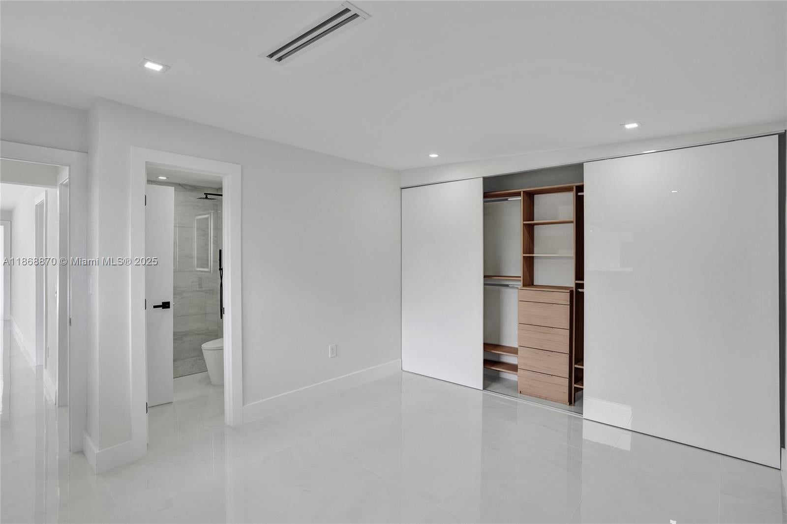 North Miami Beach, Florida, 33179, United States, 5 Bedrooms Bedrooms, ,4 BathroomsBathrooms,Residential,Active,1934804