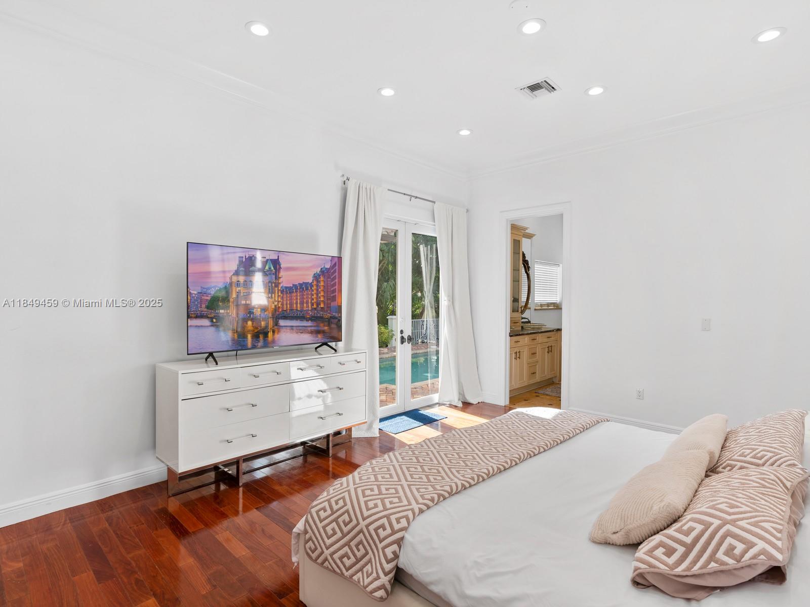 Hollywood, Florida, 33019, United States, 5 Bedrooms Bedrooms, ,3 BathroomsBathrooms,Residential,Active,1904697