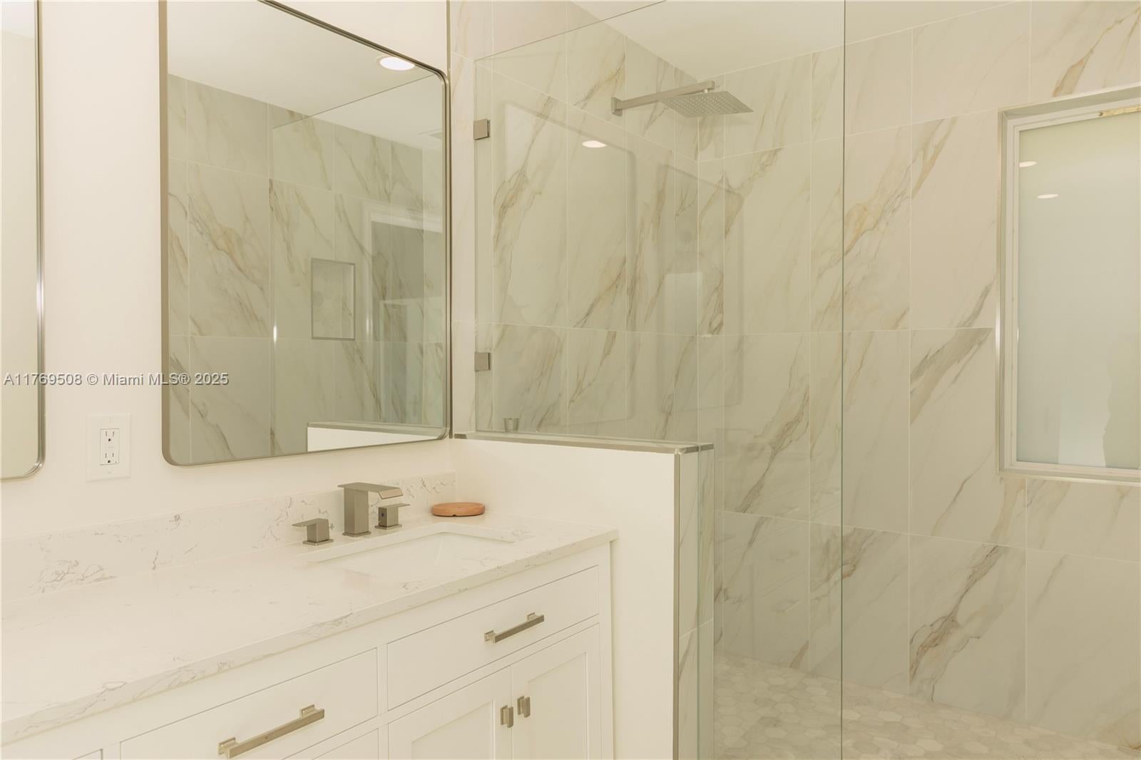 Miami, Florida, 33180, United States, 3 Bedrooms Bedrooms, ,2 BathroomsBathrooms,Residential,Active,1969837