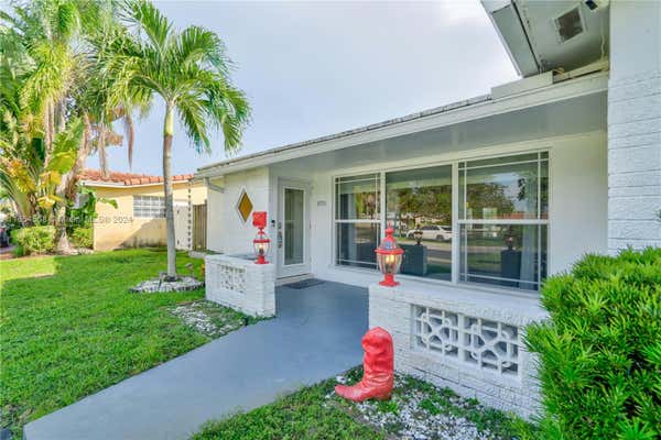 714 S RAINBOW DR, HOLLYWOOD, FL 33021, photo 4 of 37