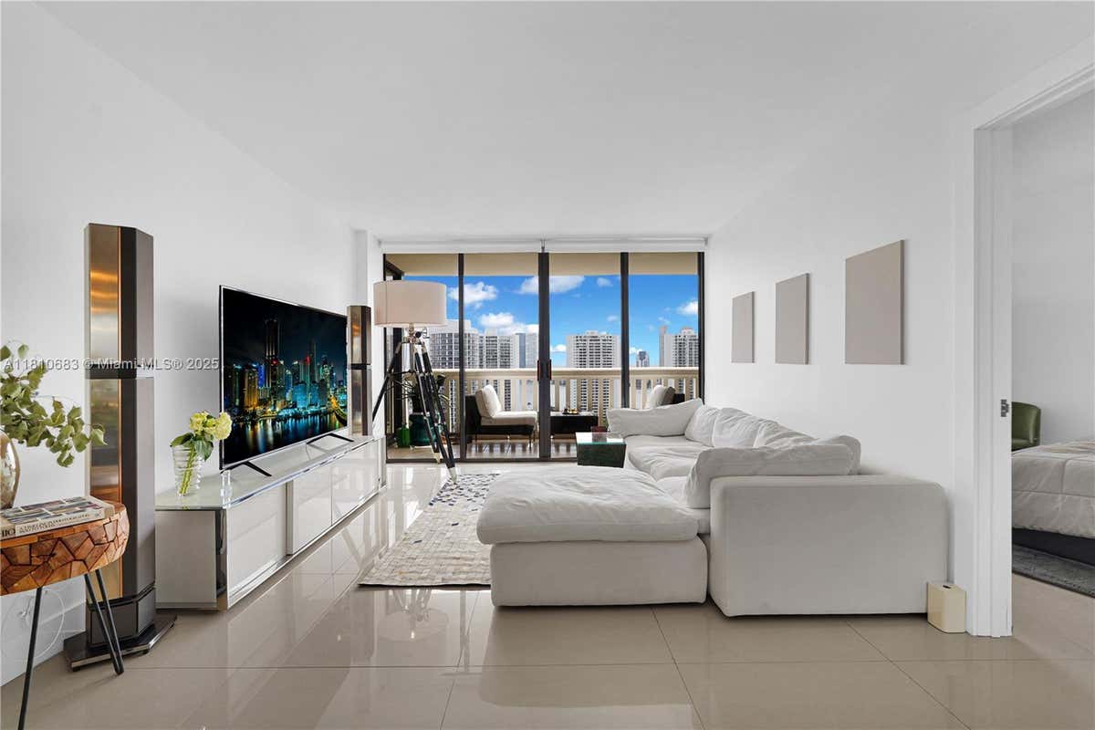 1000 ISLAND BLVD Unit 2508  