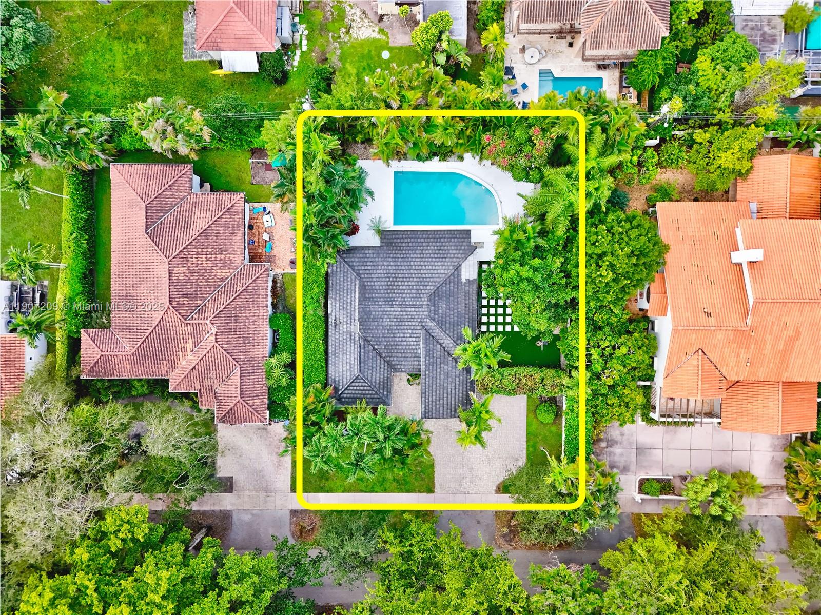 Coral Gables, Florida, 33134, United States, 2 Bedrooms Bedrooms, ,2 BathroomsBathrooms,Residential,Active,1986867