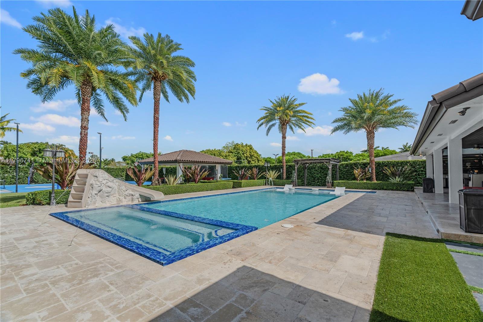 Miami, Florida, 33175, United States, ,5 BathroomsBathrooms,Residential,Pending,1798039