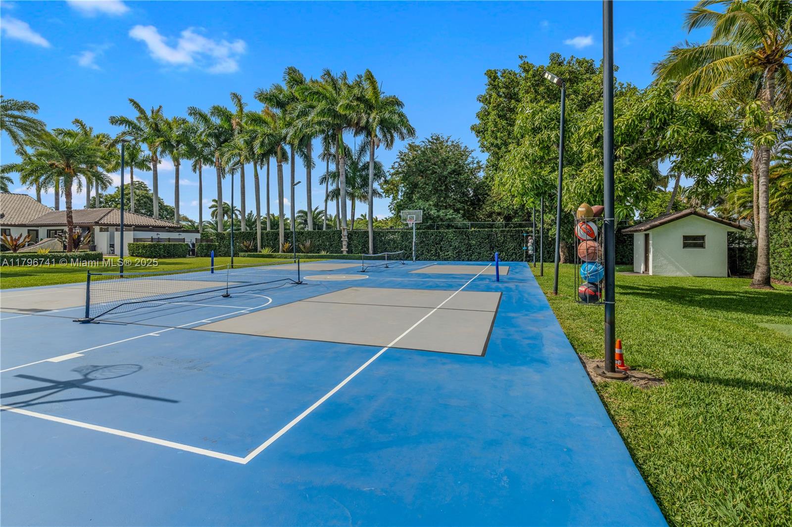 Miami, Florida, 33175, United States, ,5 BathroomsBathrooms,Residential,Pending,1798039