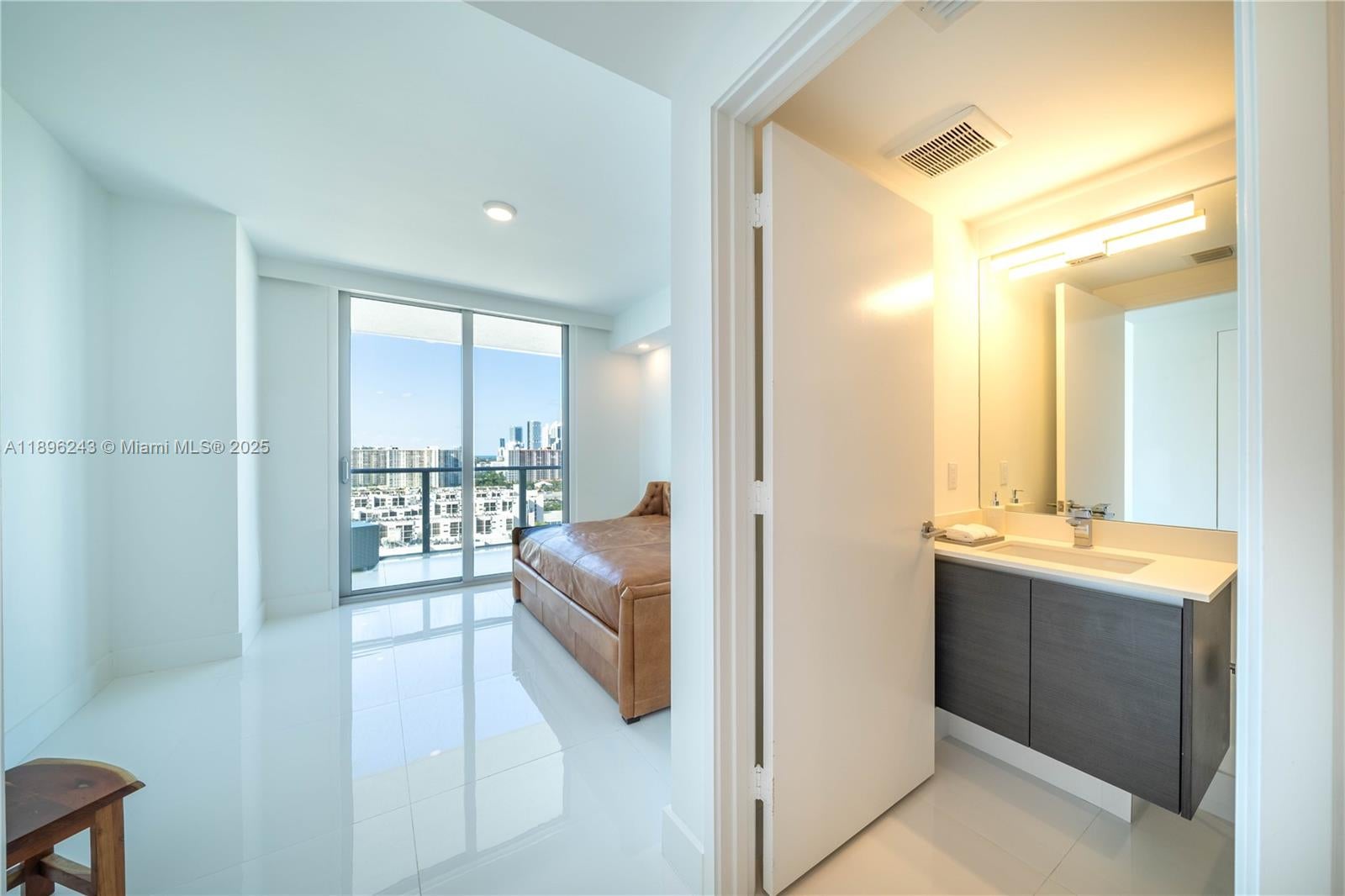 Sunny Isles Beach, Florida, 33160, United States, 3 Bedrooms Bedrooms, ,4 BathroomsBathrooms,Residential,Active,1964266