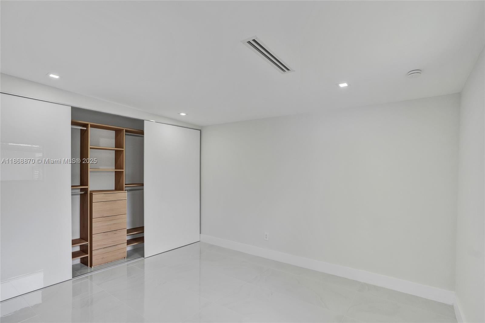 North Miami Beach, Florida, 33179, United States, 5 Bedrooms Bedrooms, ,4 BathroomsBathrooms,Residential,Active,1934804