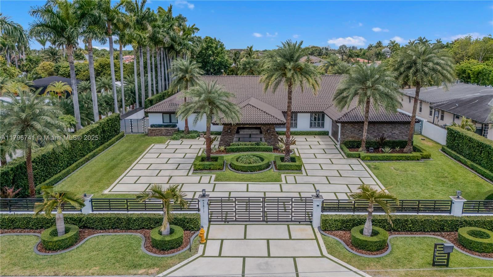 Miami, Florida, 33175, United States, ,5 BathroomsBathrooms,Residential,Pending,1798039